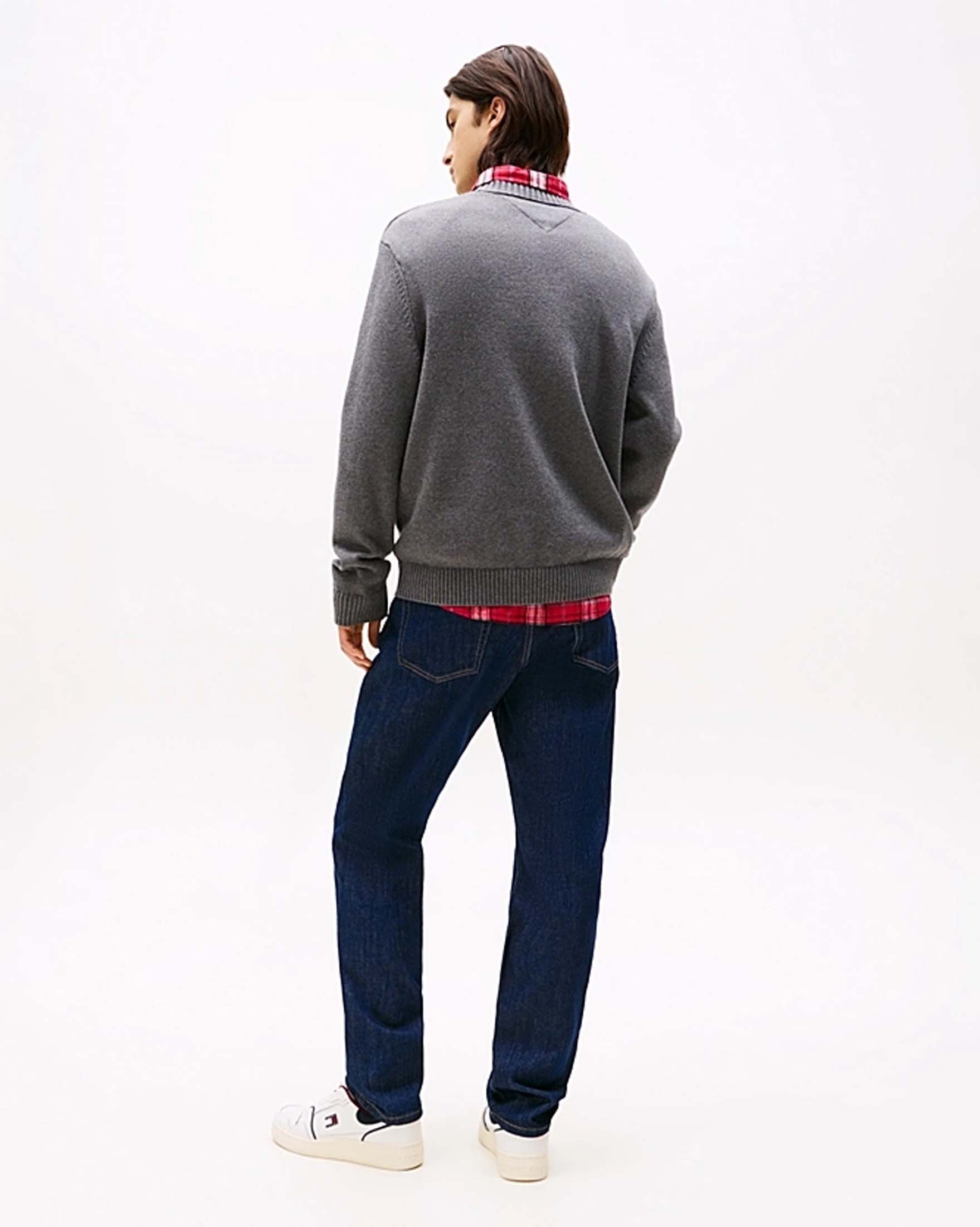 Maglione girocollo Tommy Jeans grigio in puro cotone con maxi logo flag jacquard image