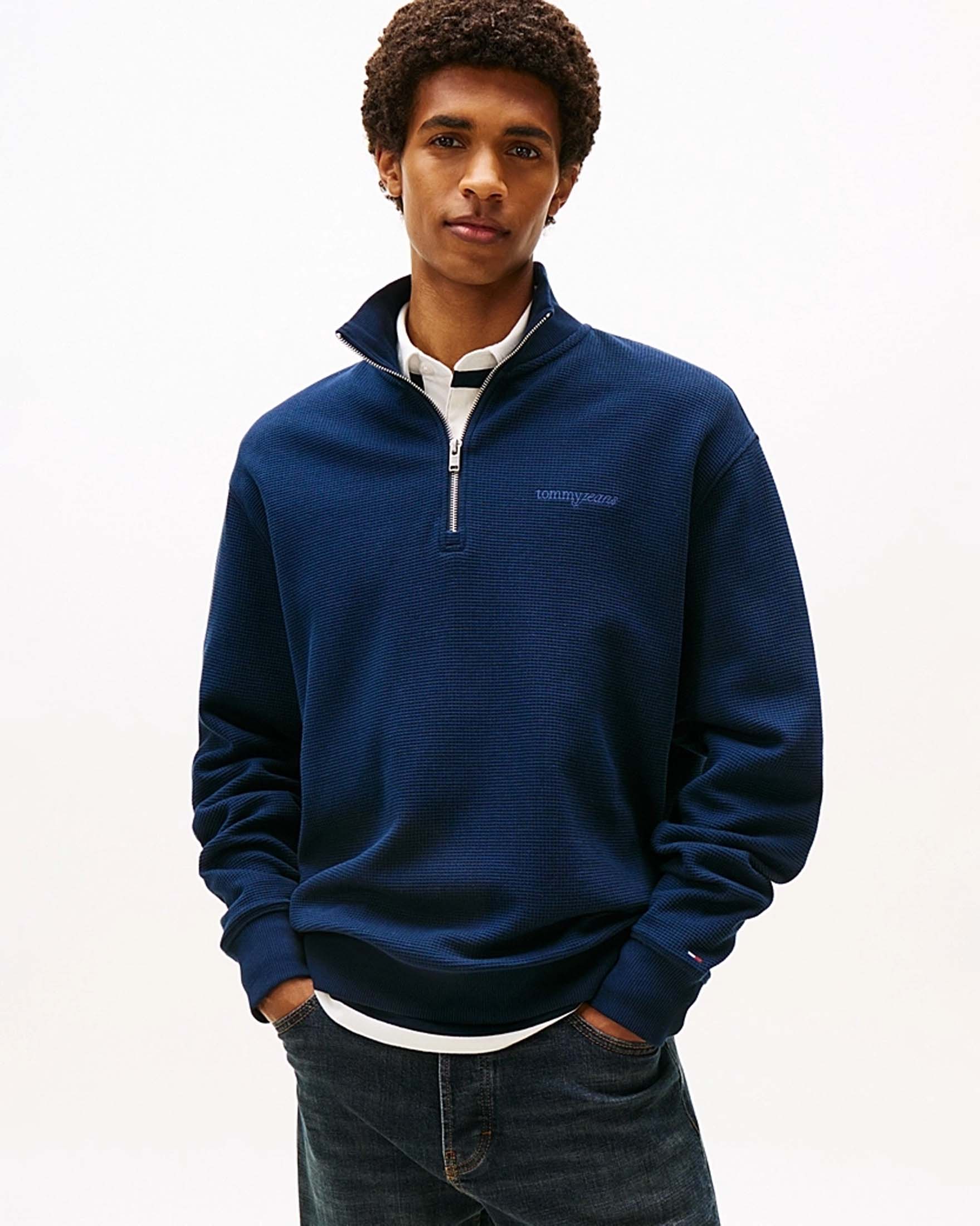 Maglia Tommy Jeans blu in puro cotone a nido d'ape con apertura a mezza zip image