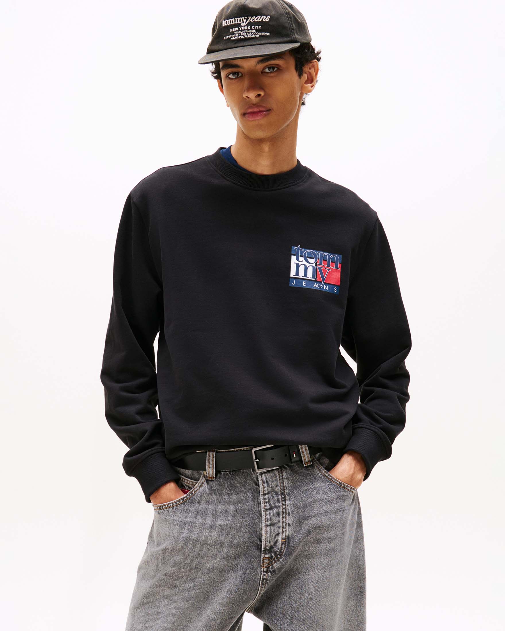 Felpa girocollo Tommy Jeans nera con maxi logo flag sul petto