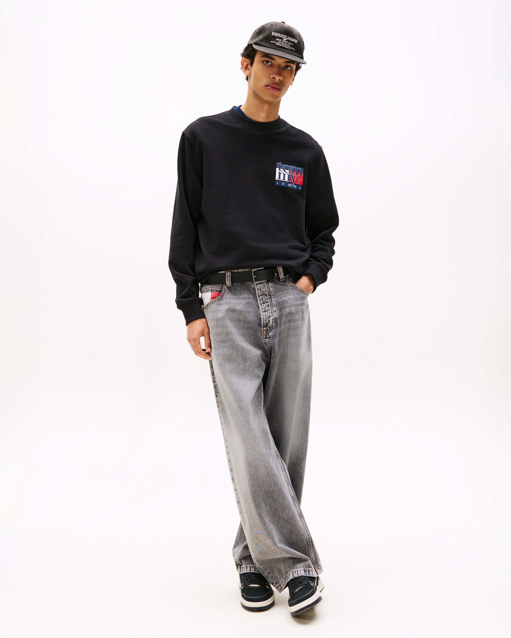 Felpa girocollo Tommy Jeans nera con maxi logo flag sul petto image