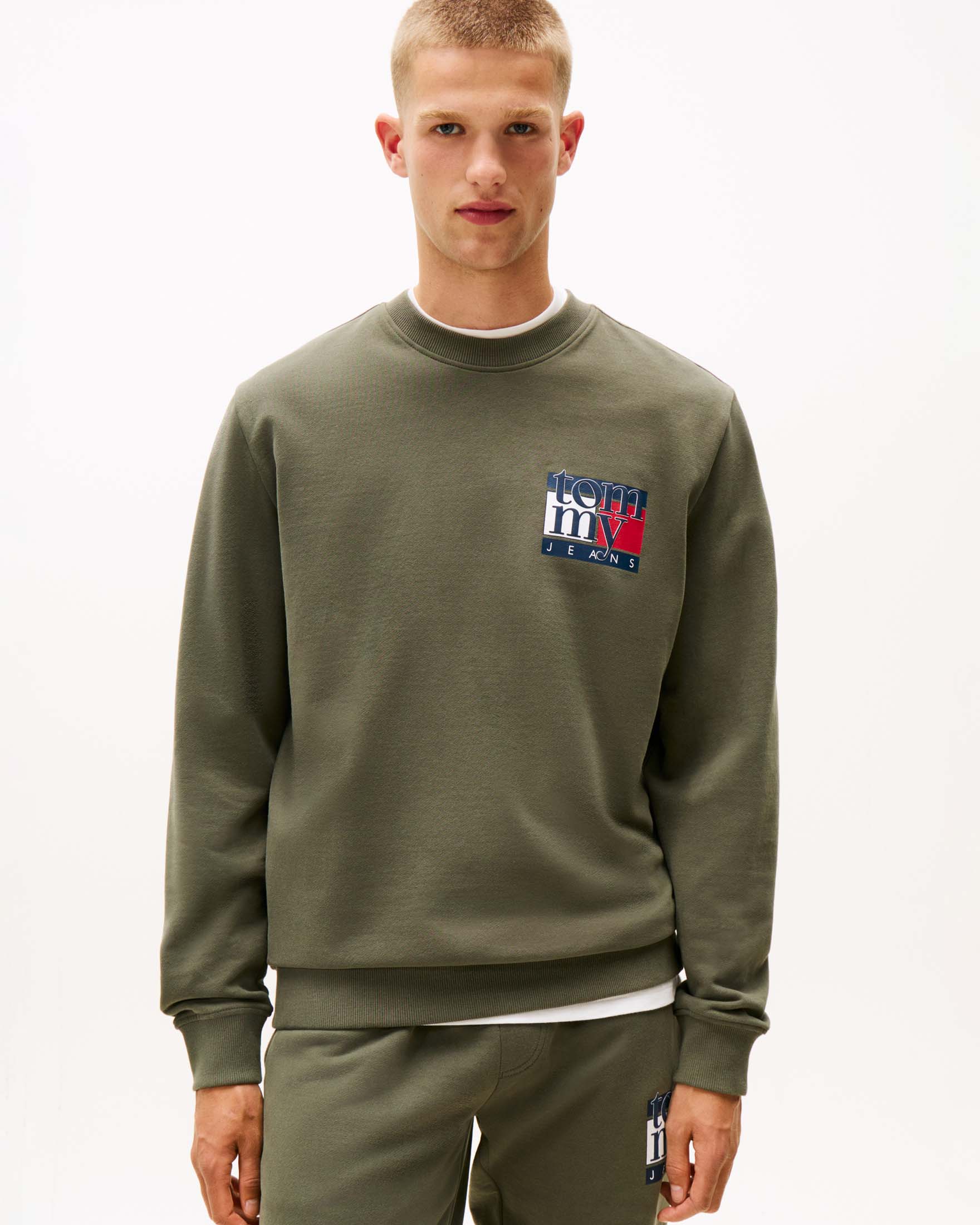 Felpa girocollo Tommy Jeans verde militare con maxi logo flag sul petto