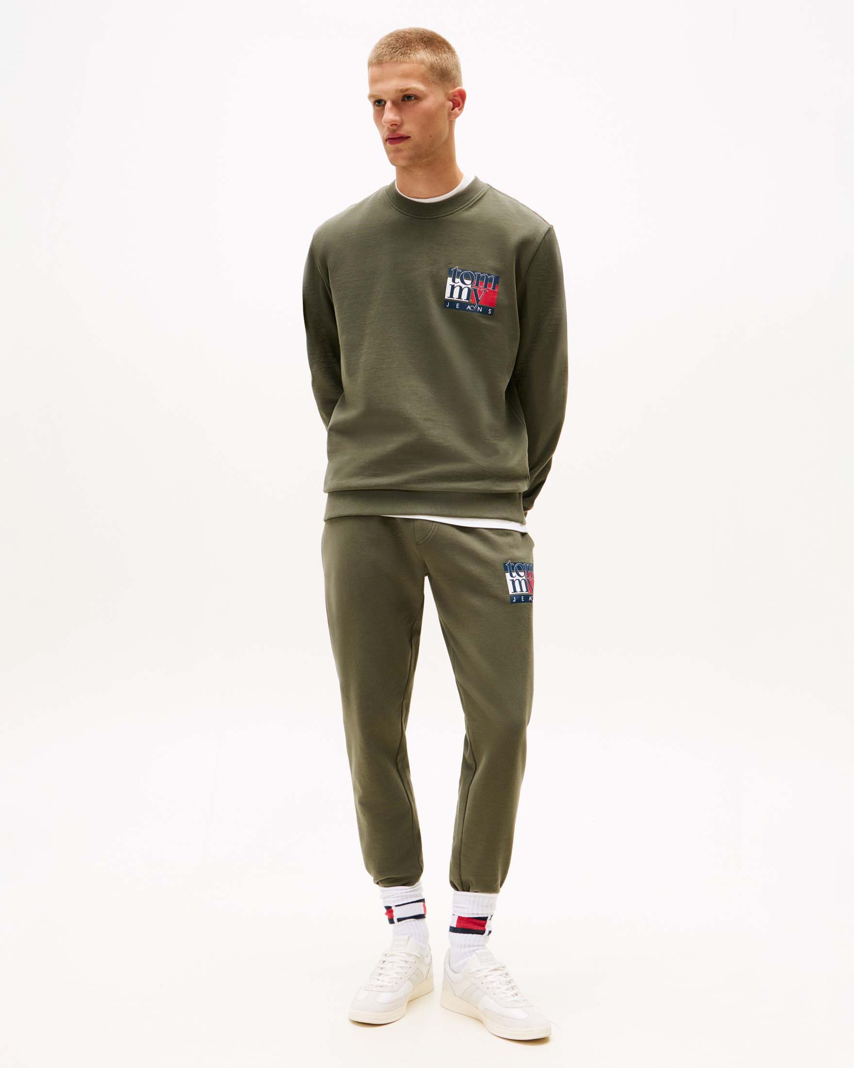 Felpa girocollo Tommy Jeans verde militare con maxi logo flag sul petto image