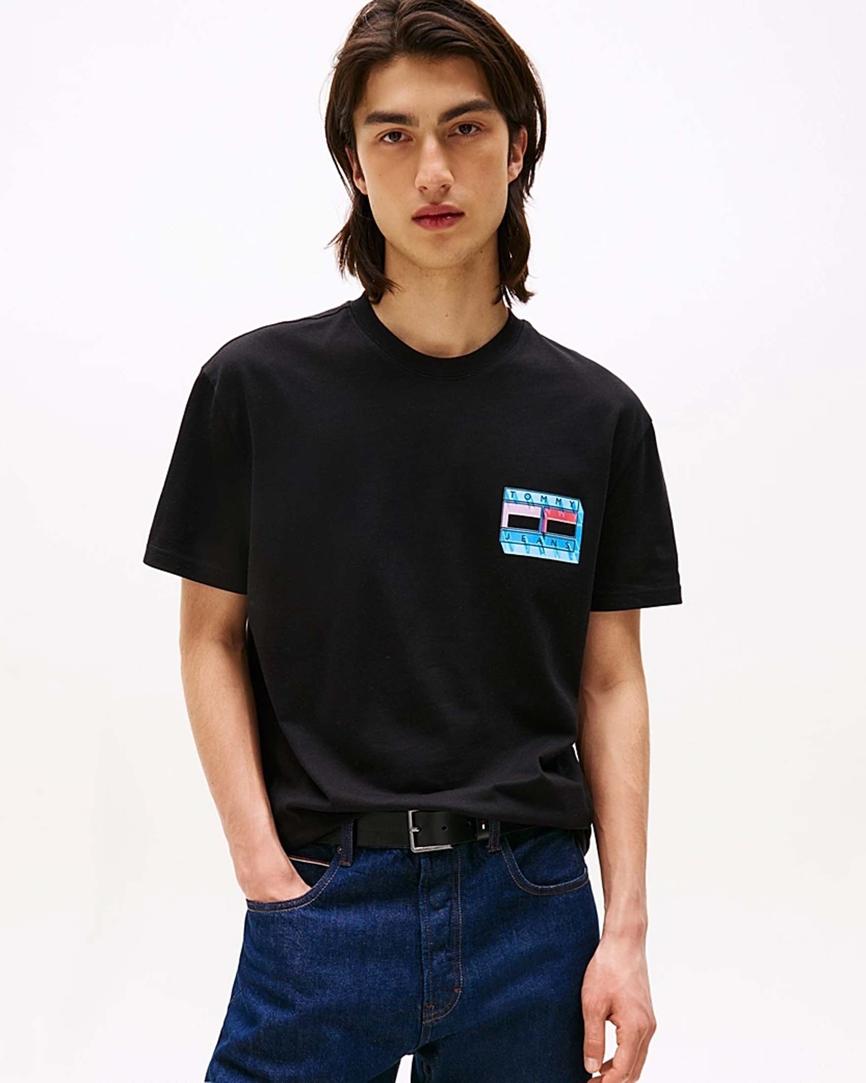 T-shirt mezza manica Tommy Jeans nera con logo grafico piccolo sul petto e maxi sul retro