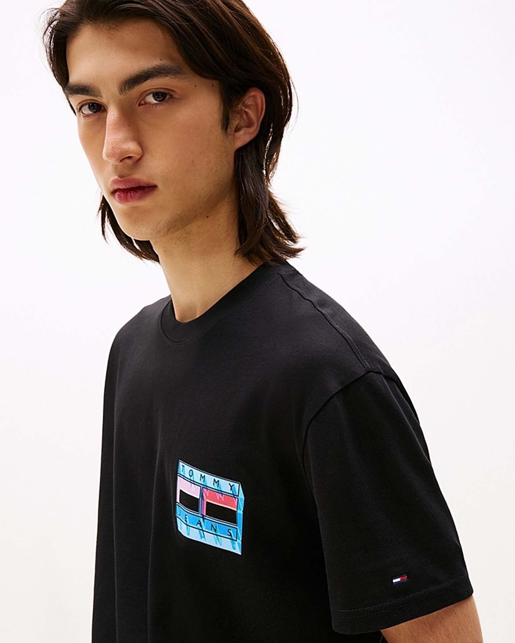 T-shirt mezza manica Tommy Jeans nera con logo grafico piccolo sul petto e maxi sul retro image