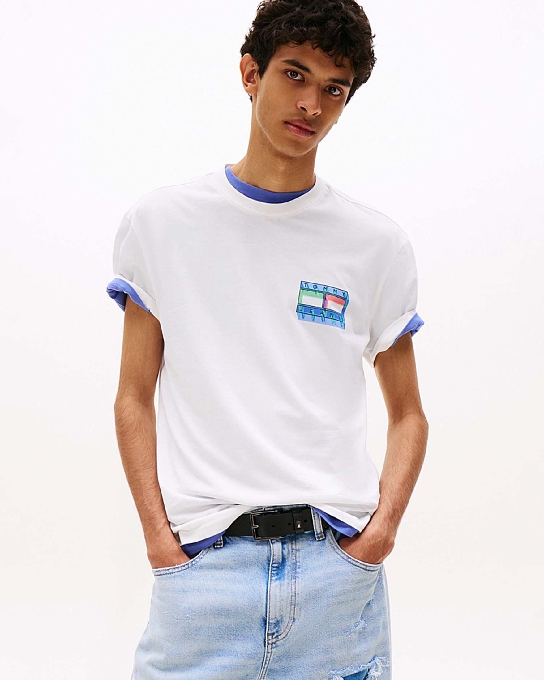 T-shirt mezza manica Tommy Jeans bianca con logo grafico piccolo sul petto e maxi sul retro