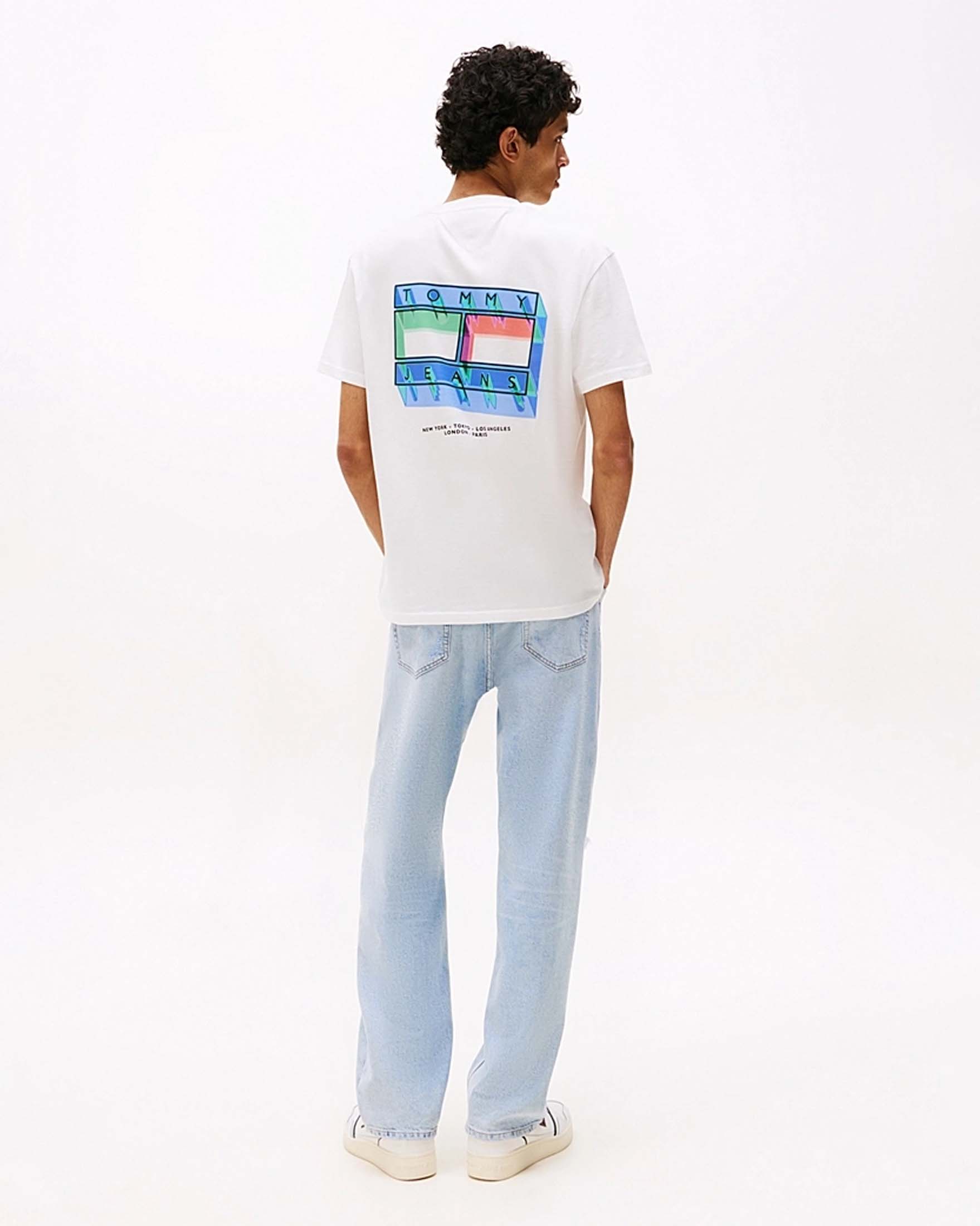T-shirt mezza manica Tommy Jeans bianca con logo grafico piccolo sul petto e maxi sul retro image