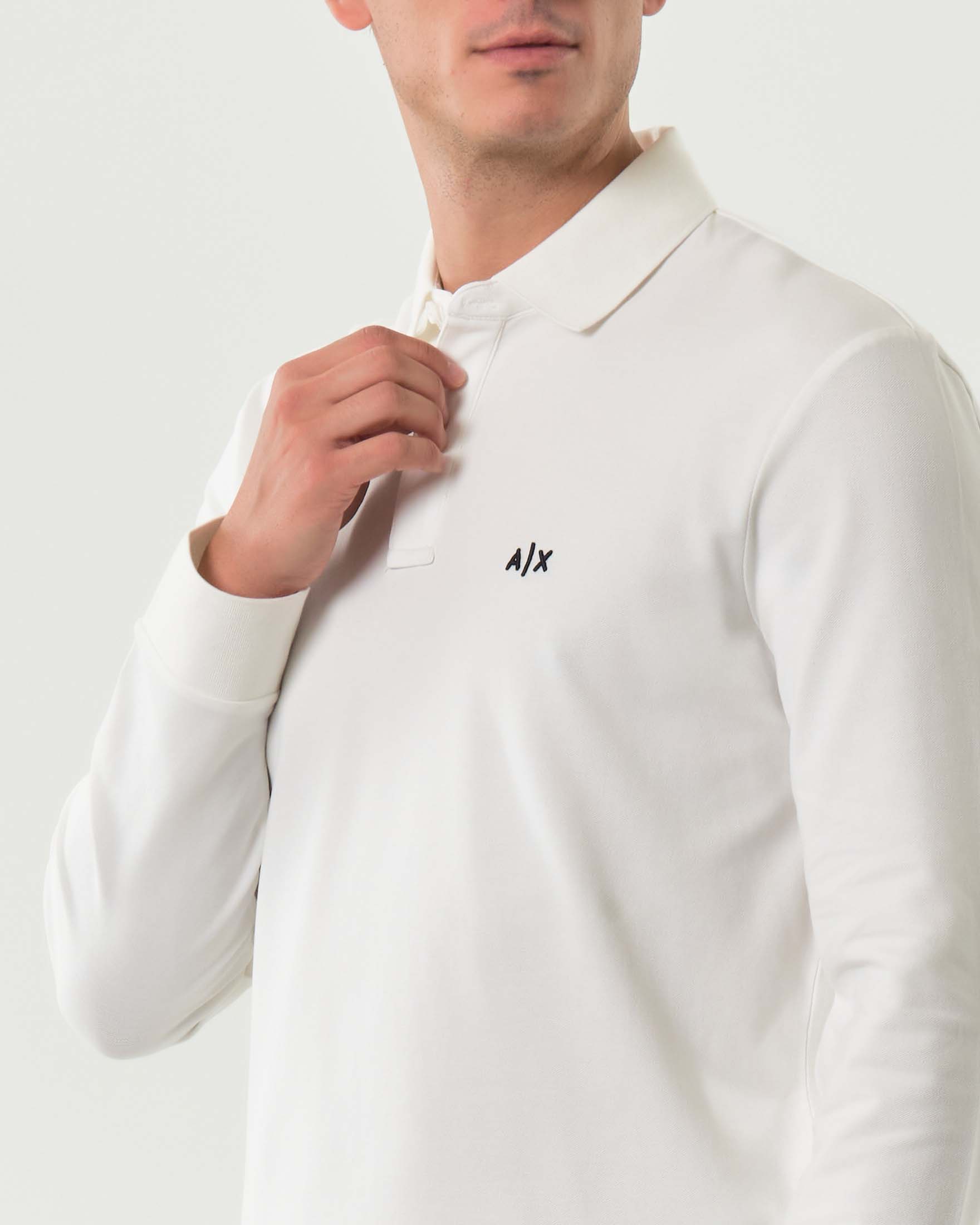 Polo manica lunga Armani Exchange bianca in cotone stretch con logo AX sul petto image