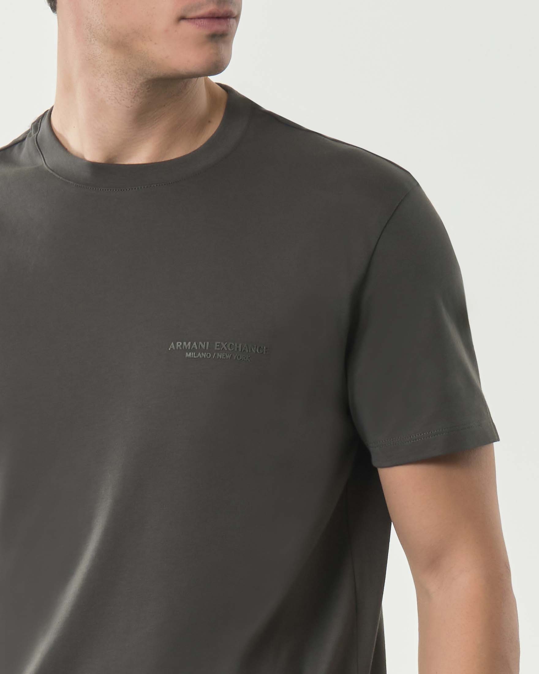 T-shirt Armani Exchange verde militare in cotone con piccolo logo stampato sul petto in tono image