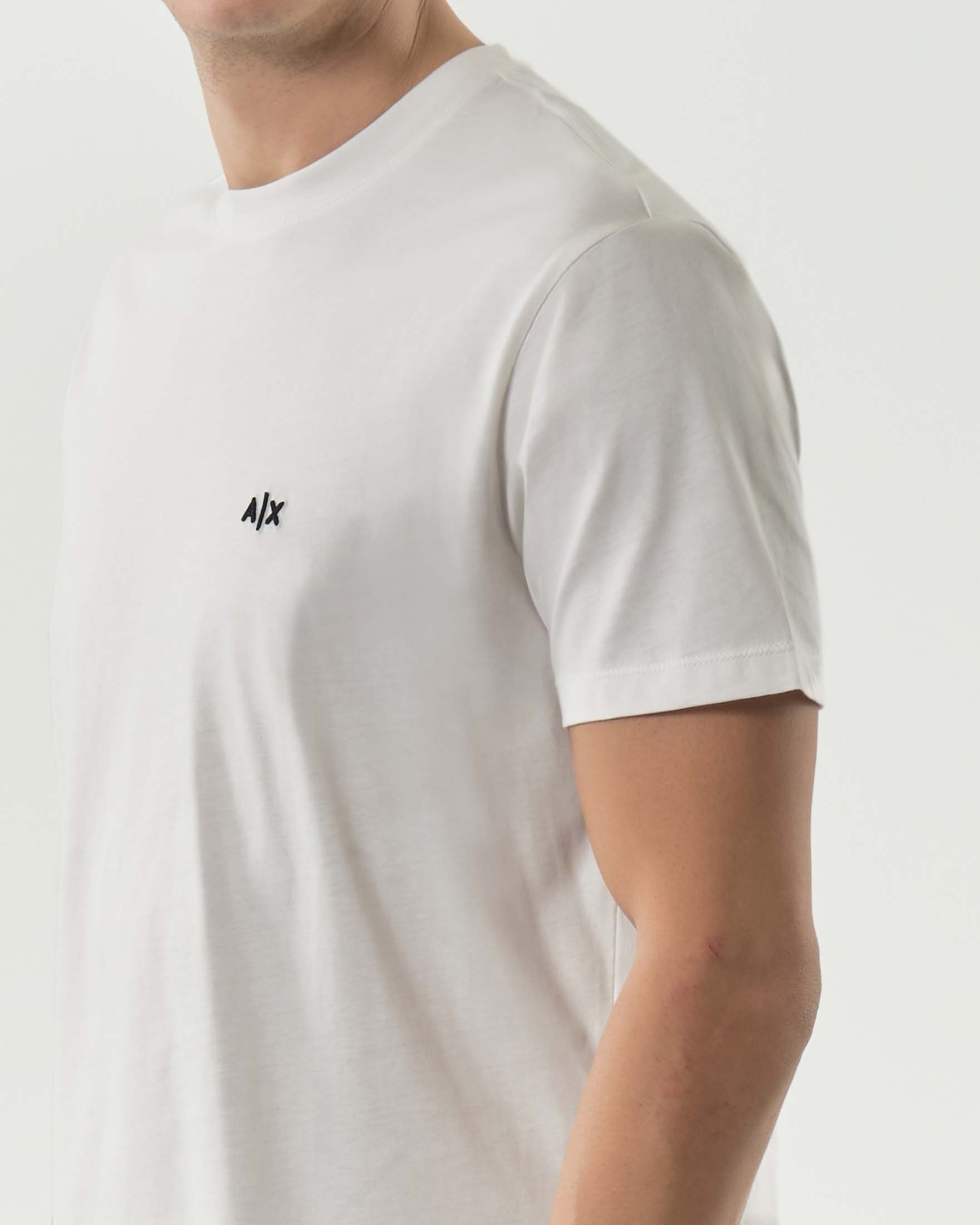 T-shirt Armani Exchange panna in cotone con logo piccolo ricamato sul petto image