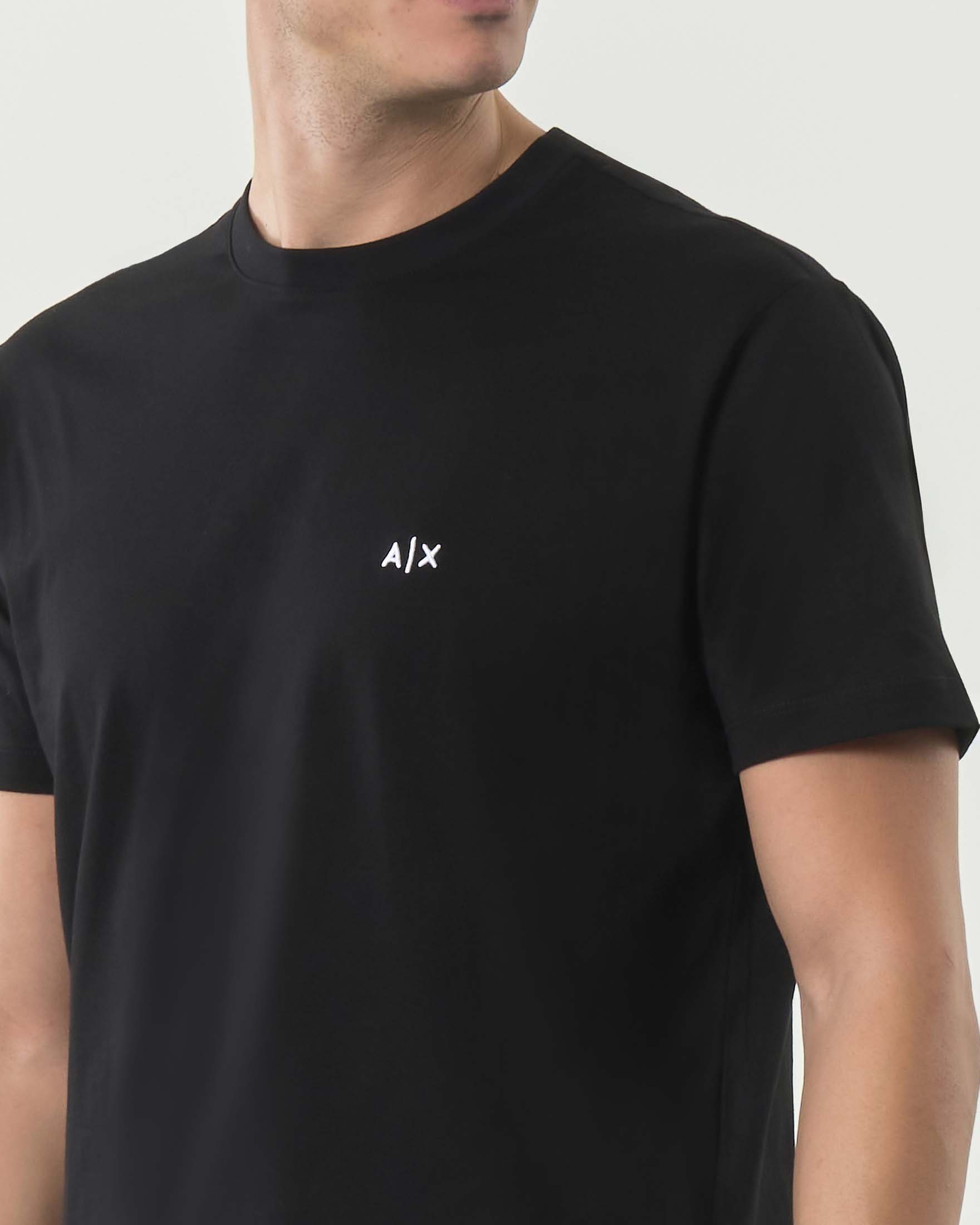 T-shirt Armani Exchange nera in cotone con logo piccolo ricamato sul petto image