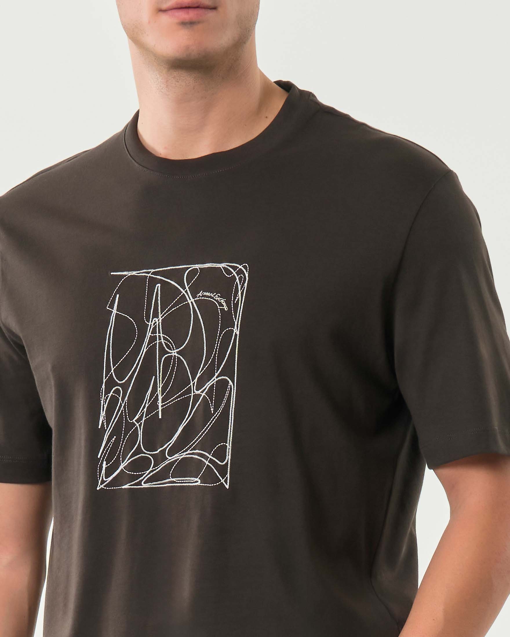 T-shirt mezza manica Armani Exchange marrone in cotone con ricamo astratto frontale image