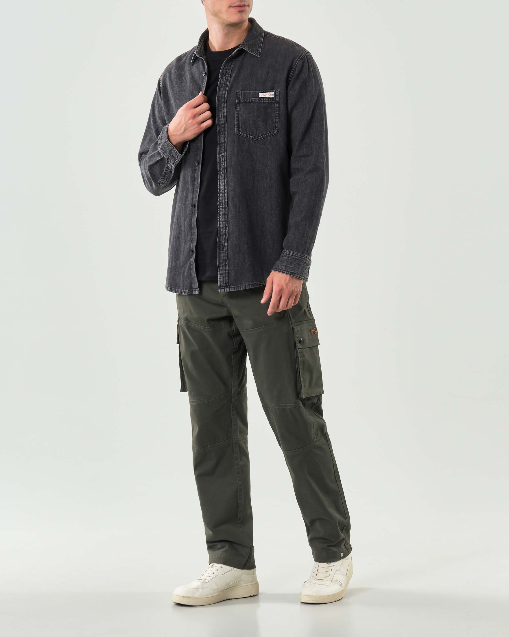 Camicia Calvin Klein Jeans in denim nero stone washed di puro cotone con taschino