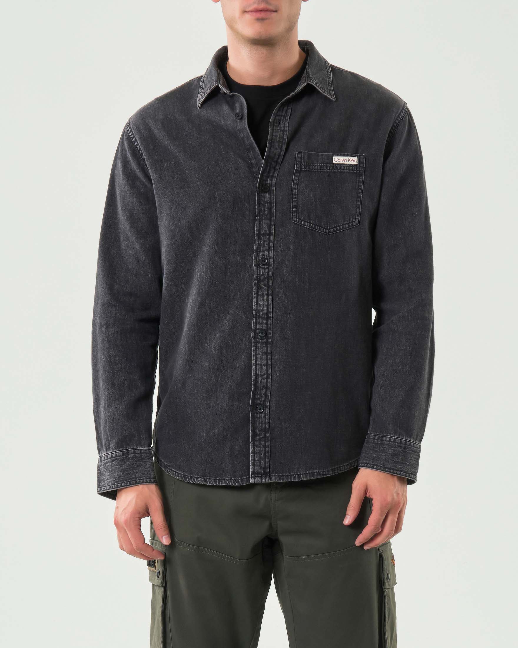 Camicia Calvin Klein Jeans in denim nero stone washed di puro cotone con taschino image