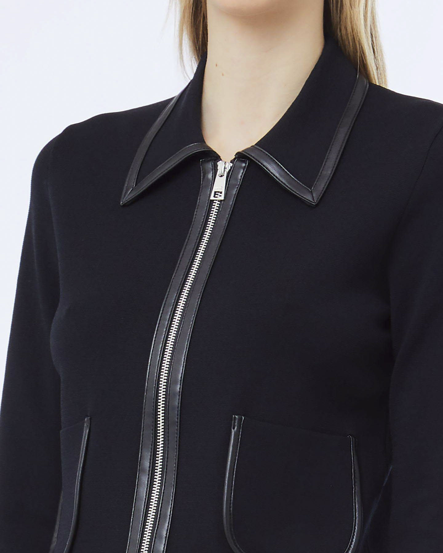 Giacca corta Liu Jo nera in misto viscosa con profili in similpelle e zip frontale image