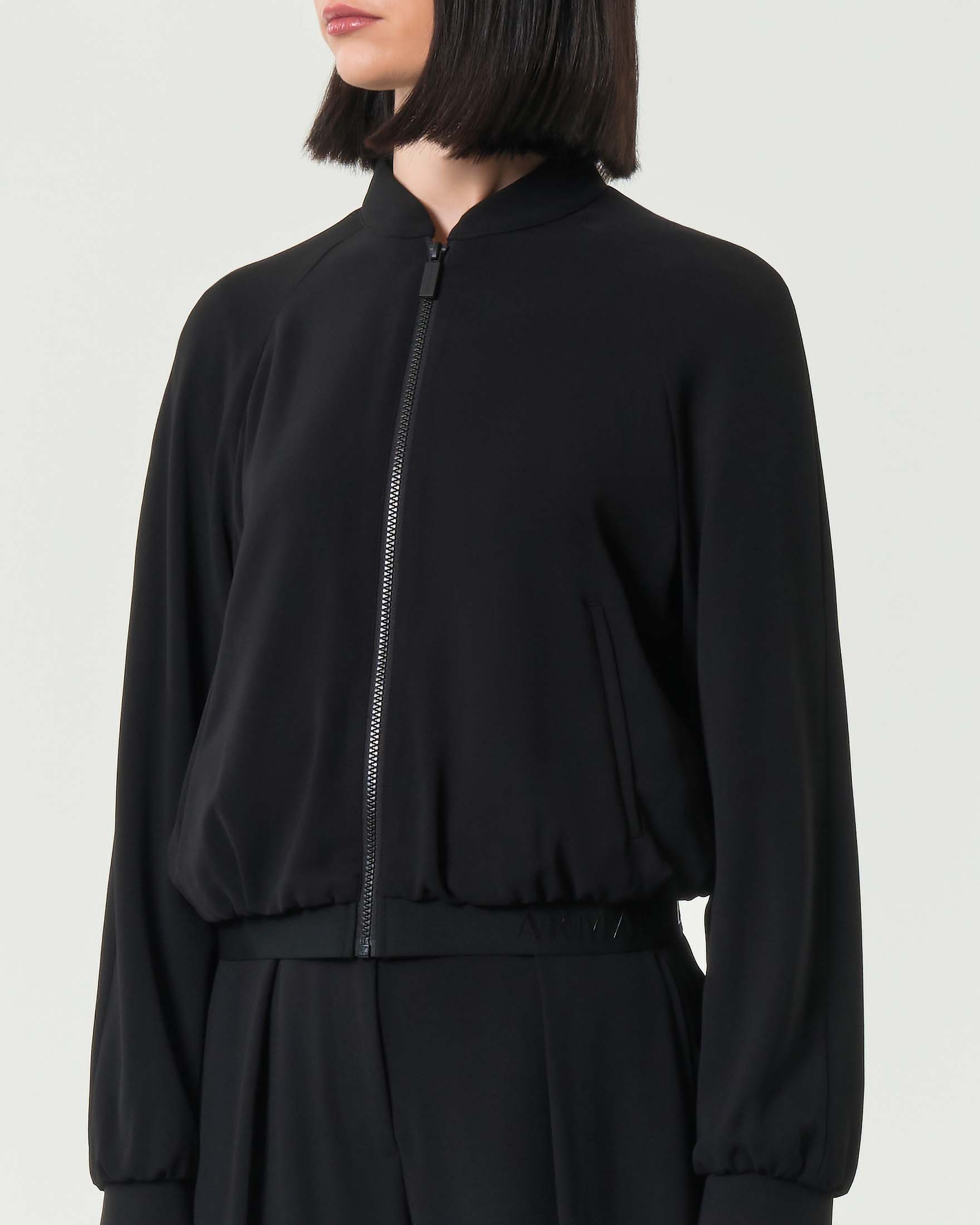 Bomber nero Armani Exchange in tessuto fluido con colletto in piedi e tasche laterali a filetto image