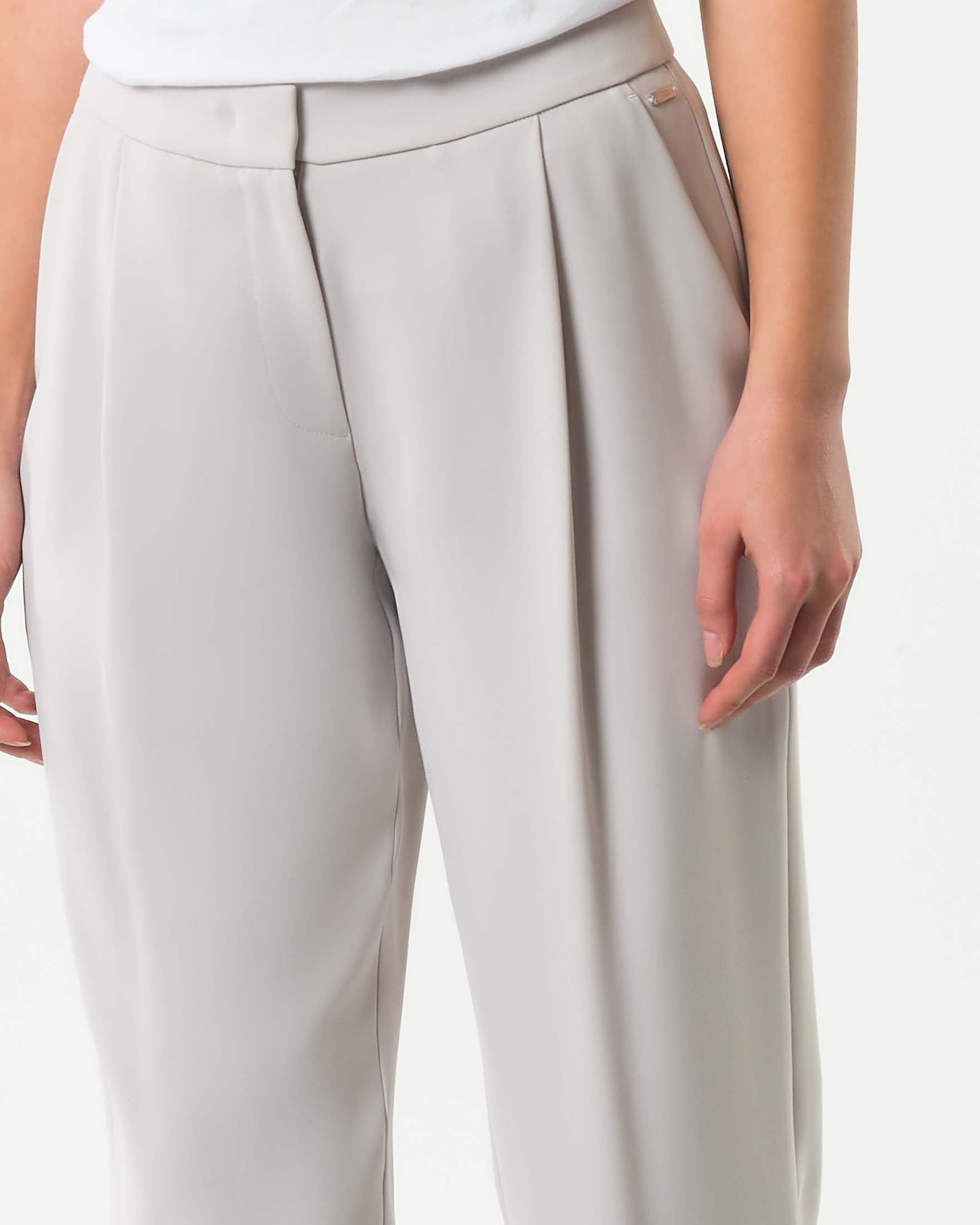 Pantaloni color gesso Armani Exchange in tessuto fluido con pinces in vita image