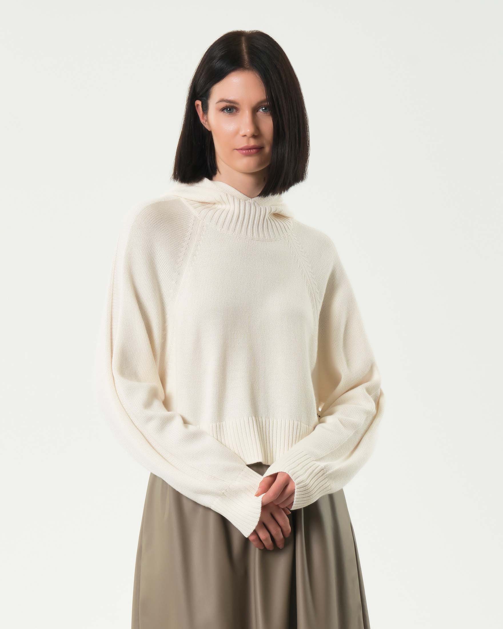 Maglia color avorio Armani Exchange in pura lana con maniche raglan e cappuccio