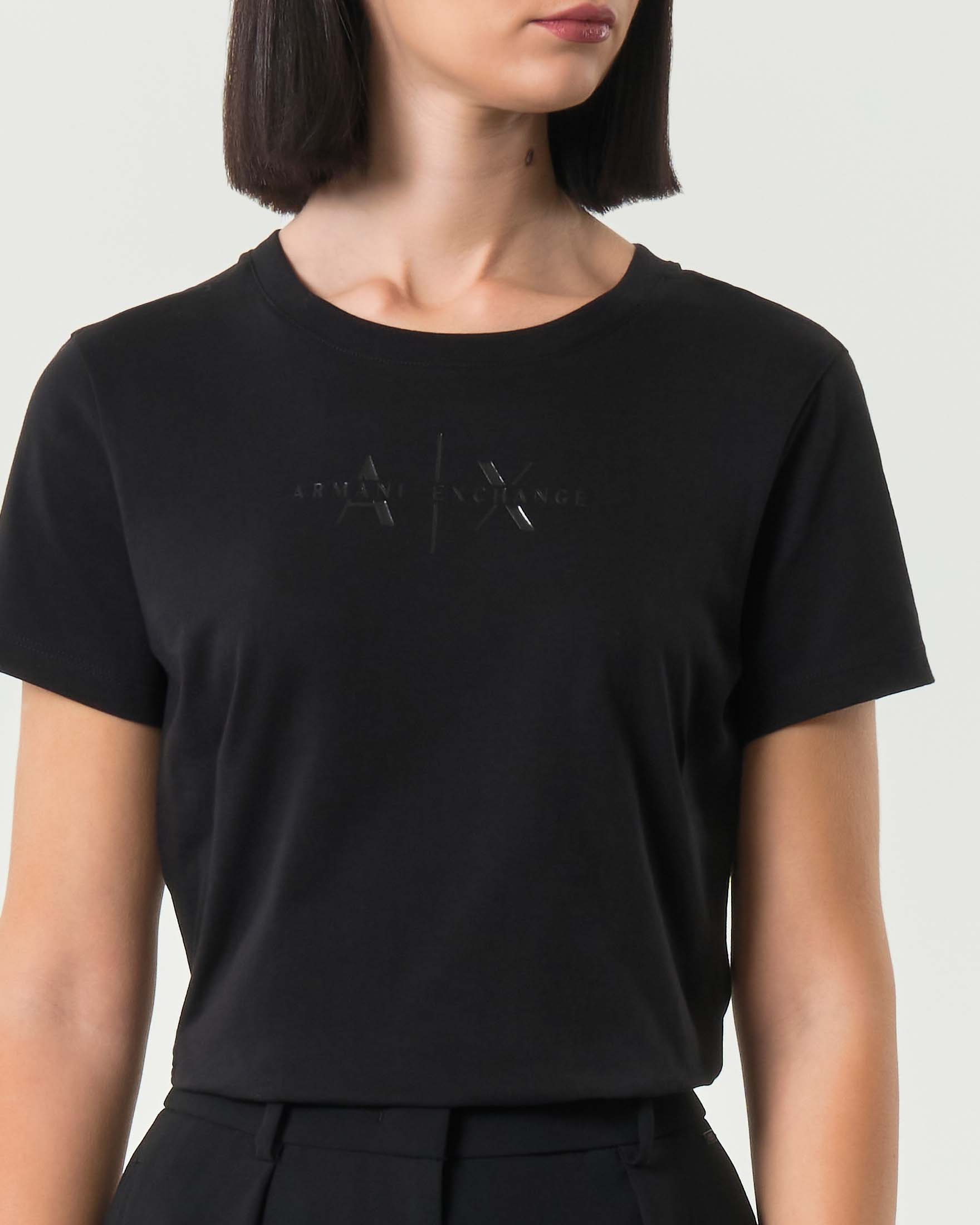 T-shirt nera Armani Exchange in cotone con logo stampato sul petto tono su tono image