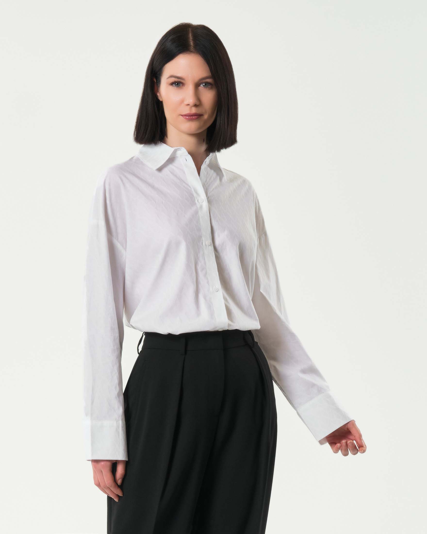 Camicia bianca over Excange in cotone con scritta logo a rilievo all over