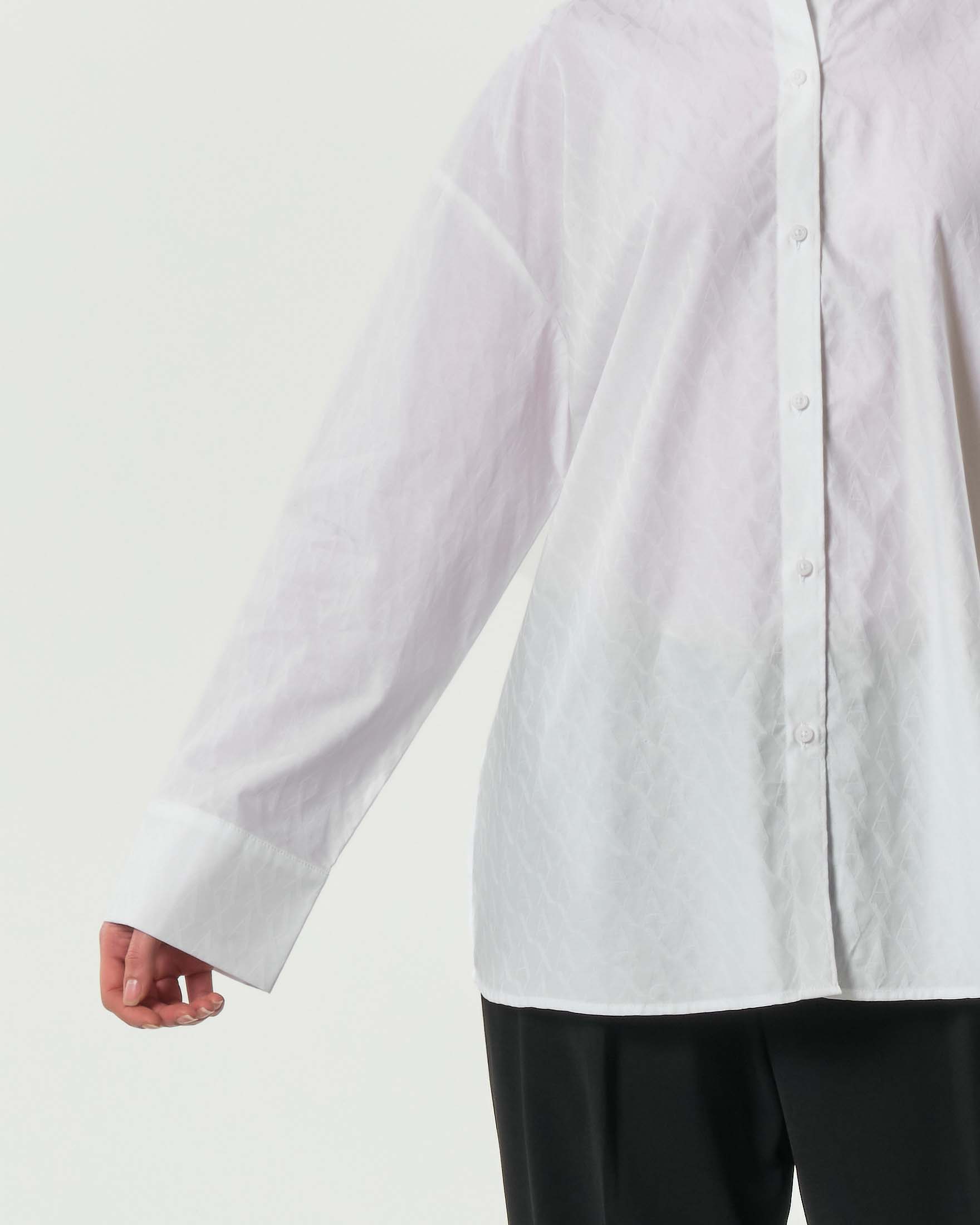 Camicia bianca over Armani Excange in cotone con scritta logo a rilievo all voer image