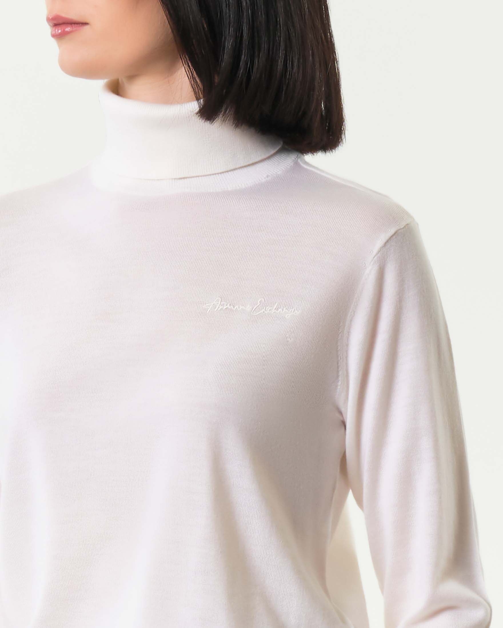 Dolcevita color avorio Armani Exchange in pura lana rasata con scritta logo in corsivo ricamata sul petto image