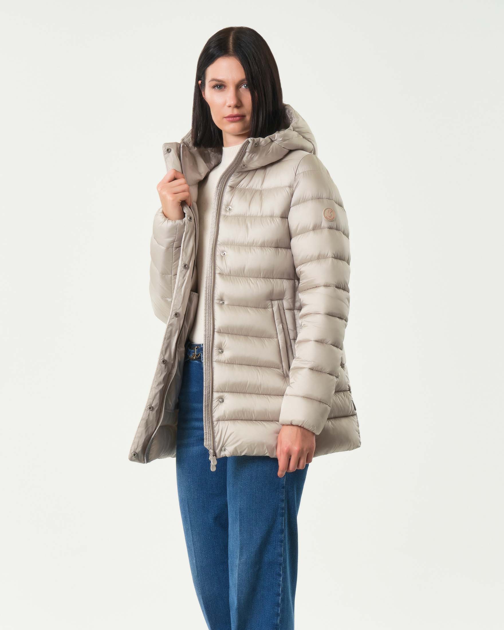Piumino greige Save the duck dalla linea svasata modello Drimia con collo alto e cappuccio