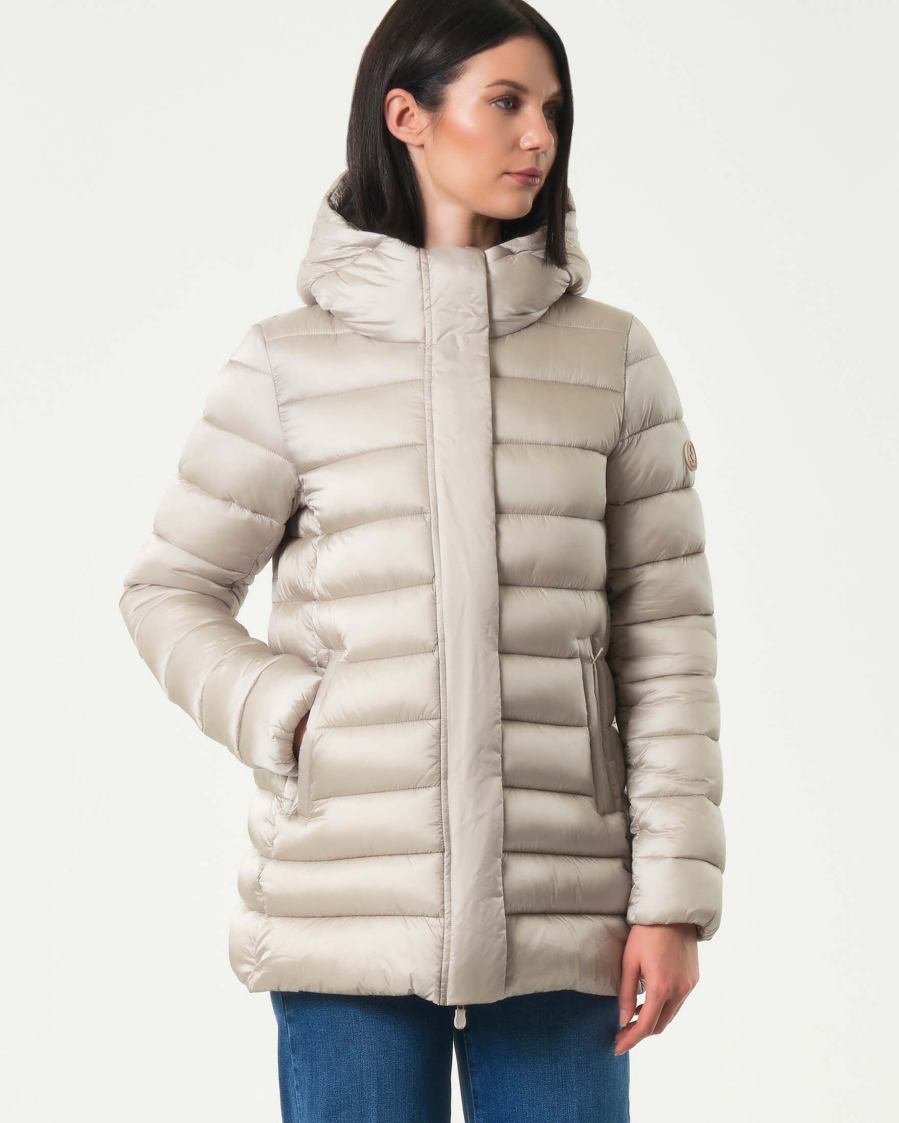 Piumino greige Save the duck dalla linea svasata modello Drimia con collo alto e cappuccio image