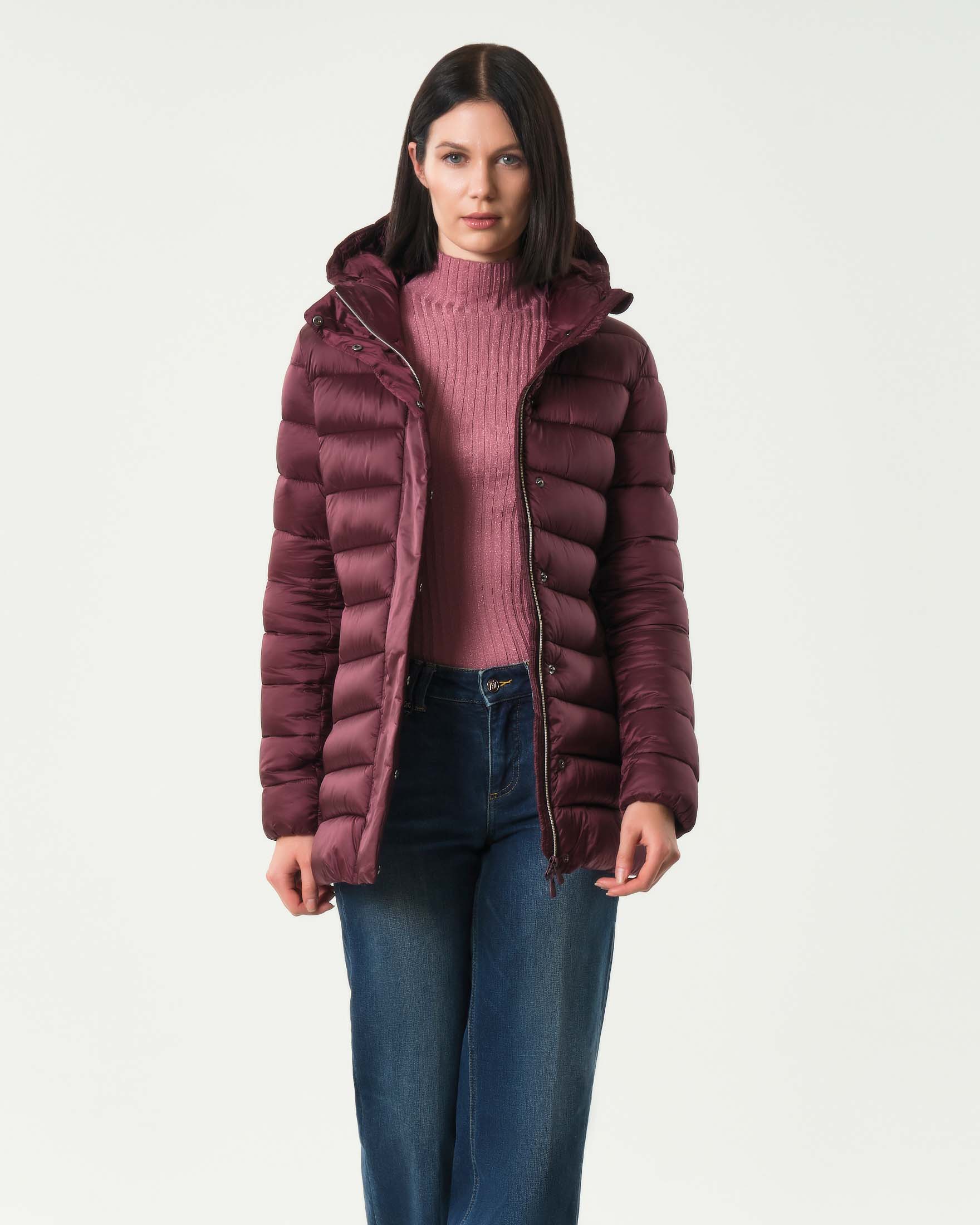 Piumino bordeaux Save the duck dalla linea svasata modello Drimia con collo alto e cappuccio