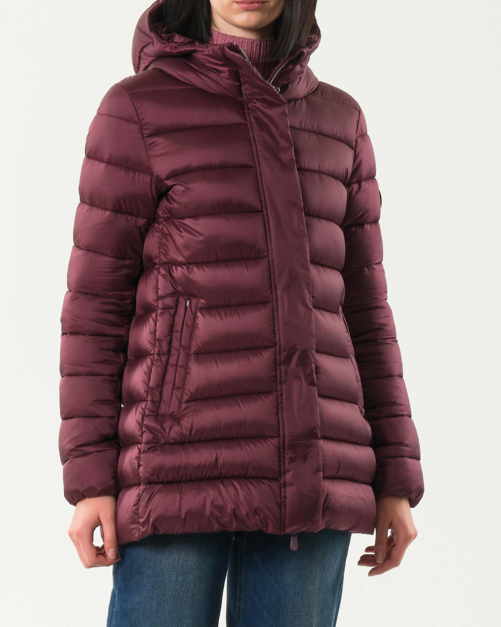 Piumino bordeaux Save the duck dalla linea svasata modello Drimia con collo alto e cappuccio image