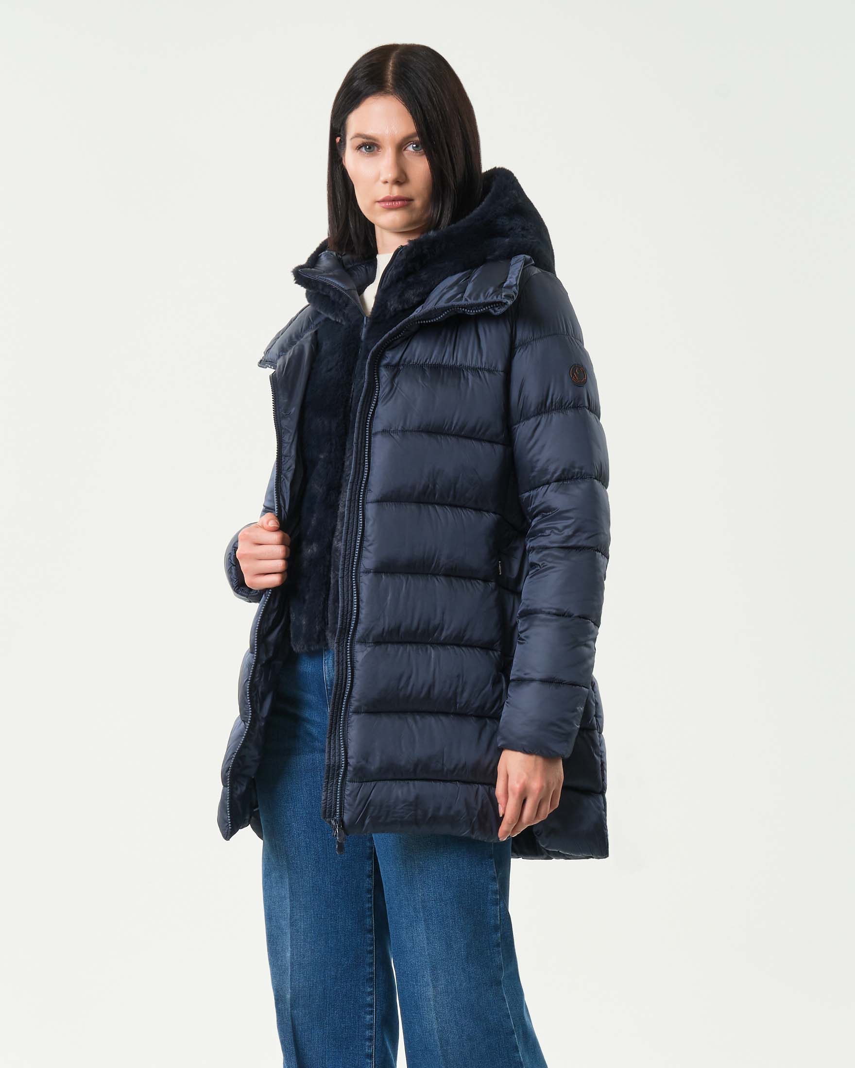 Piumino imbottito blu chiaro Save the duck modello Matilda in tessuto dal finish semilucido con davantino e cappuccio in ecopelliccia tono su tono