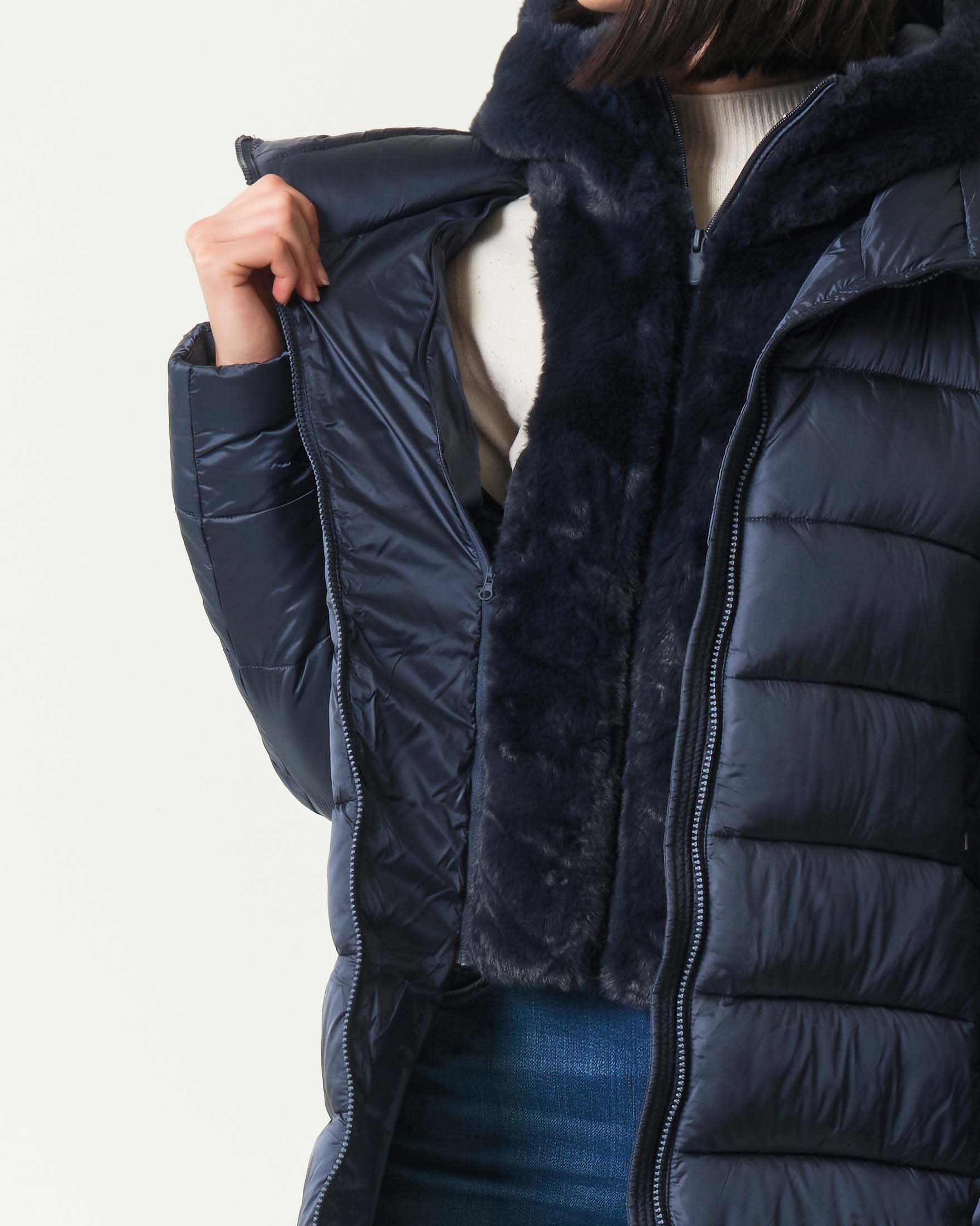 Piumino imbottito blu chiaro Save the duck modello Matilda in tessuto dal finish semilucido con davantino e cappuccio in ecopelliccia tono su tono image