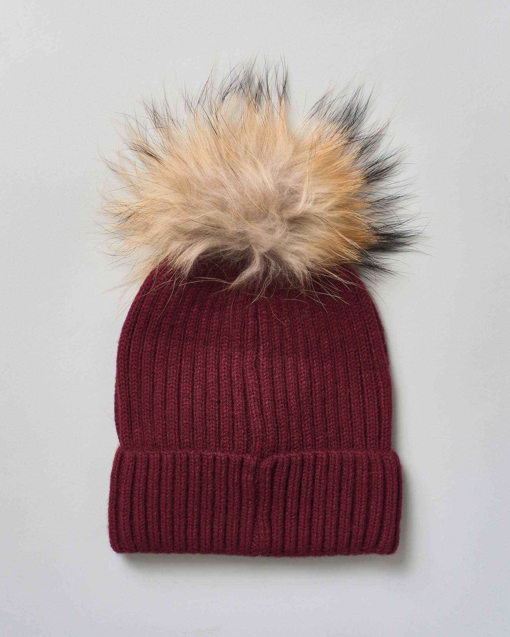 Berretto Manila Grace bordeaux a coste con pompon in pelliccia image