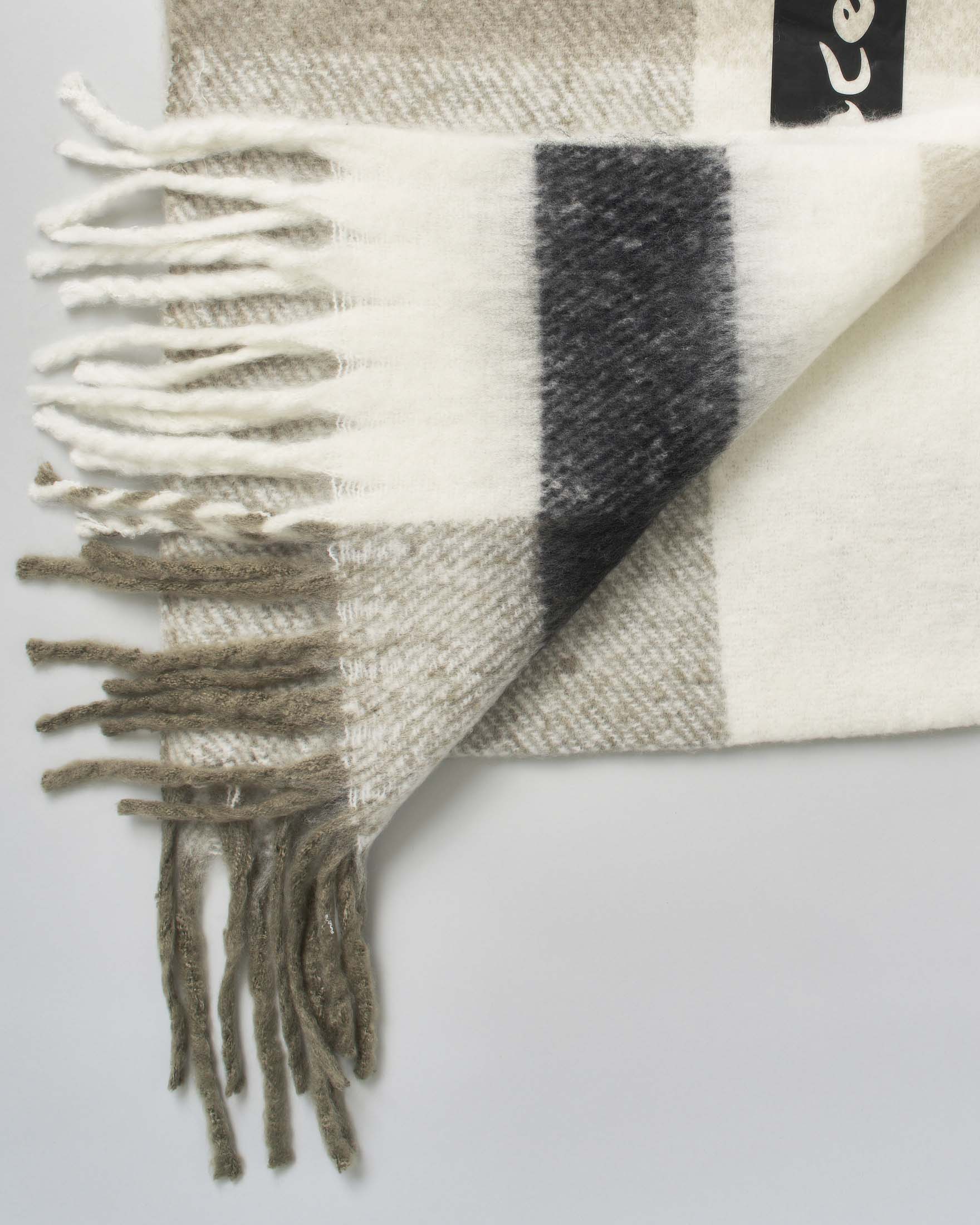 Sciarpa Manila Grace a quadri multicolor sui toni del nero con frange image