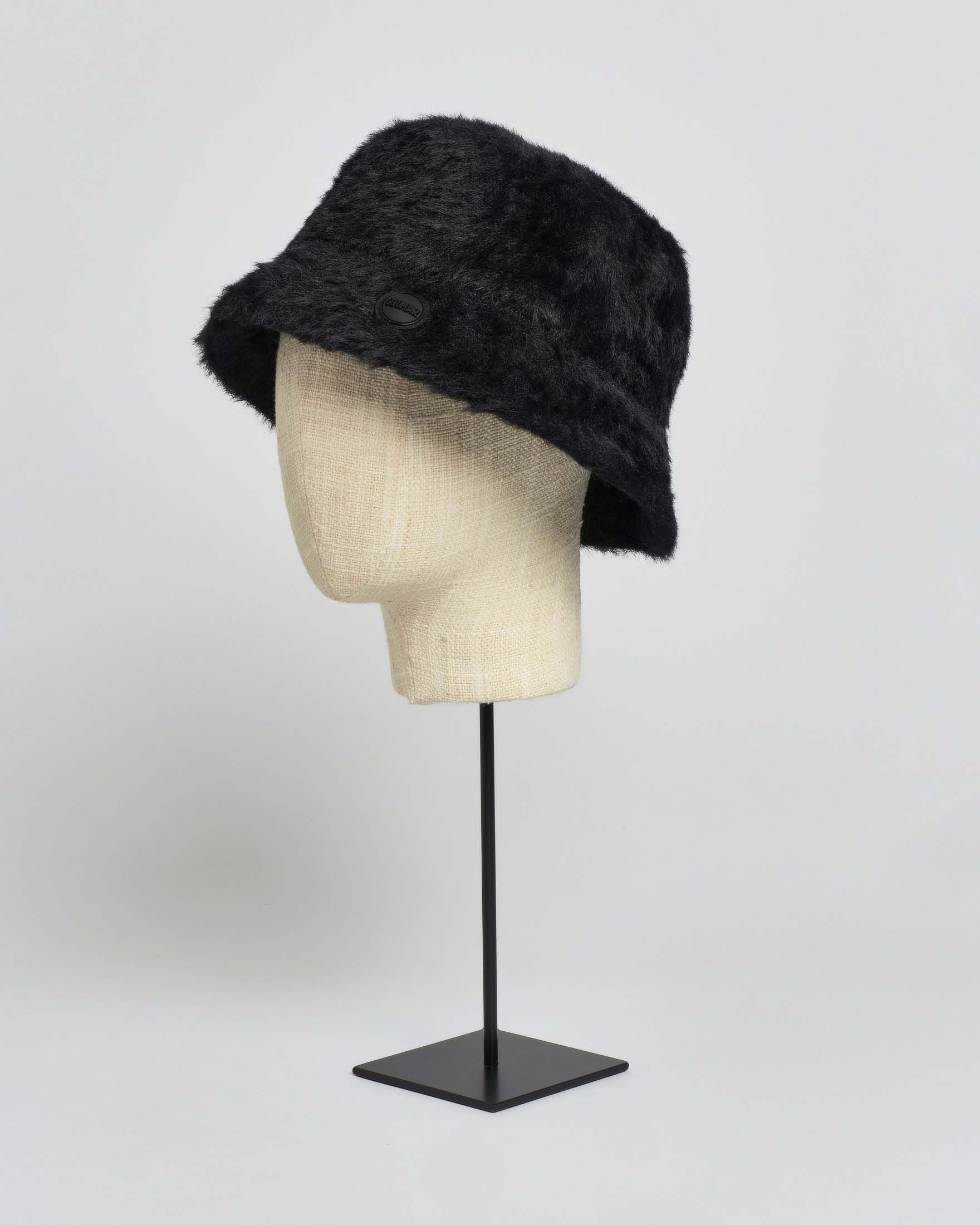 Cappello alla pescatora neroe Colmar Originals in tessuto teddy con patch logo in gomma