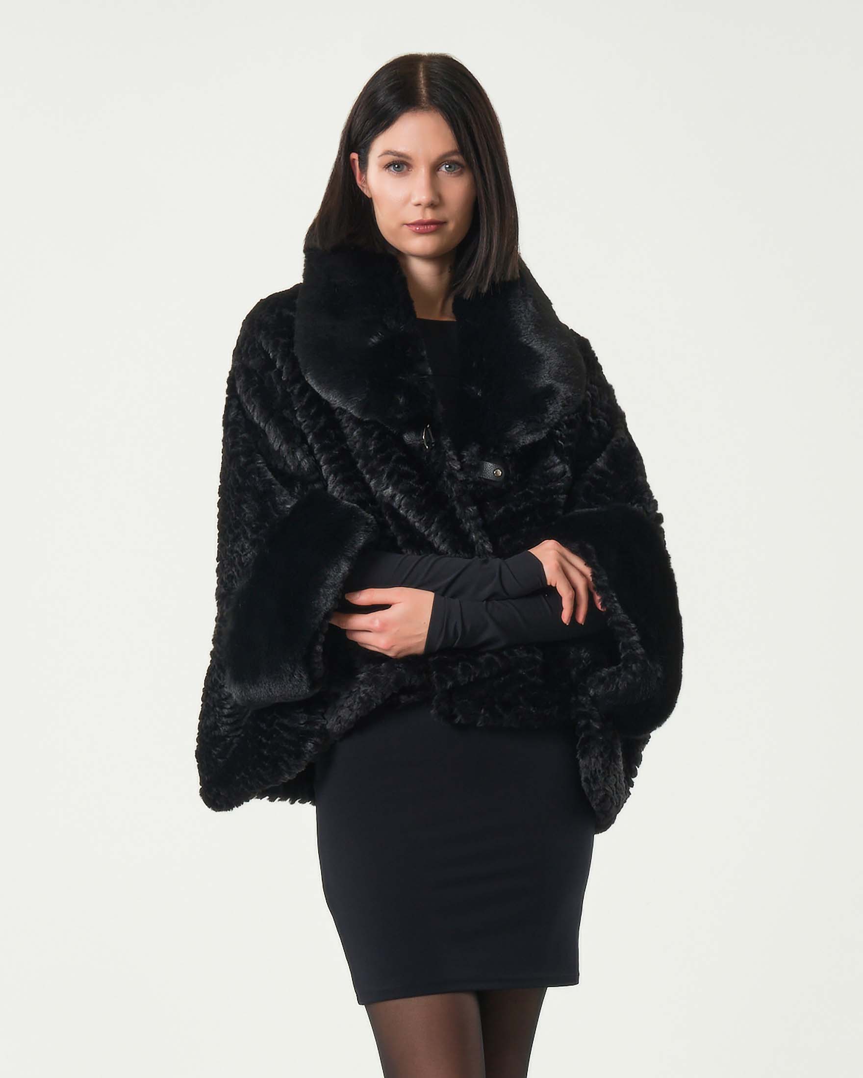 Cappa nera in ecopelliccia Liu Jo con maniche corte e scollo a V con fibbia logo in strass