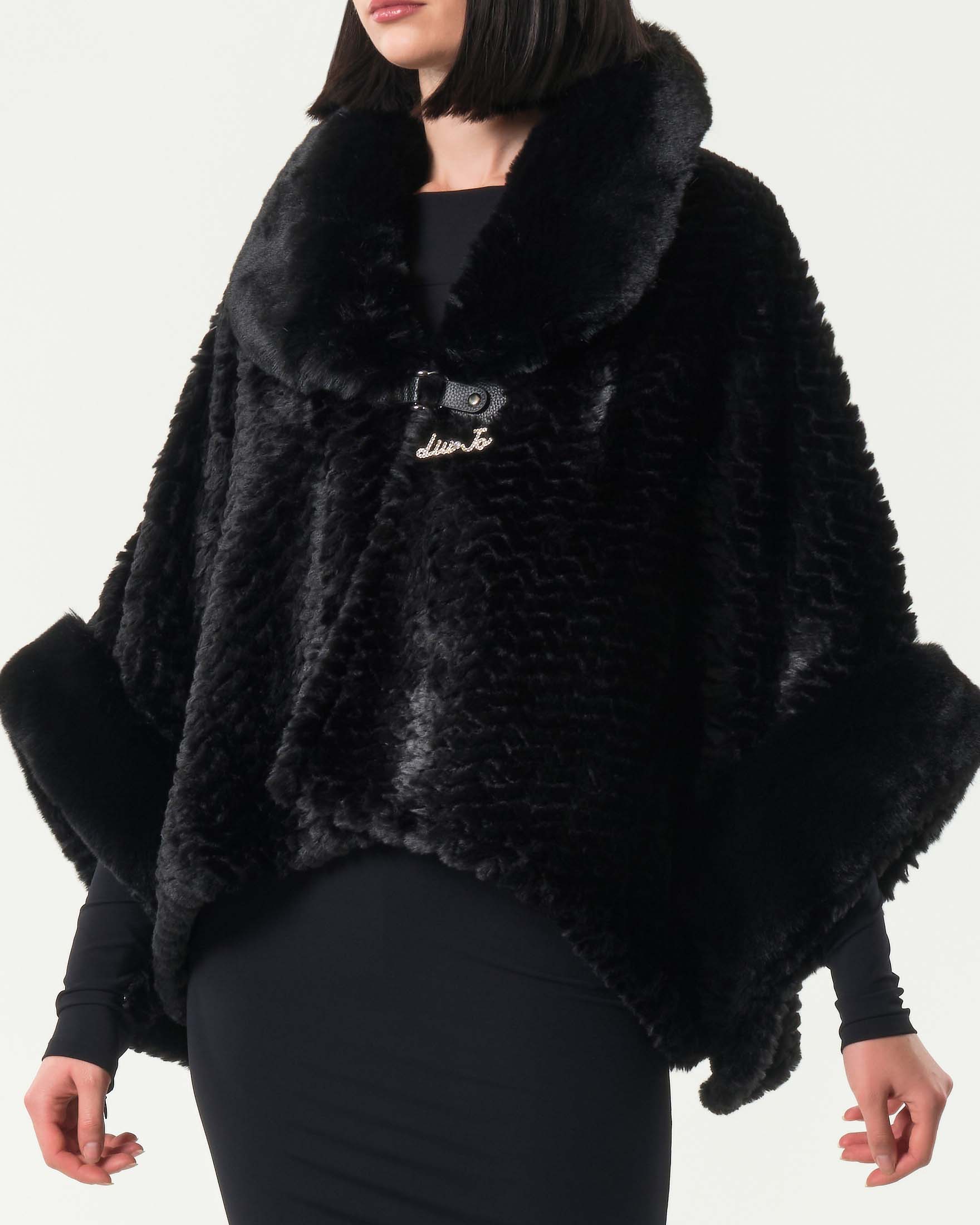 Cappa nera in ecopelliccia Liu Jo con maniche corte e scollo a V con fibbia logo in strass image