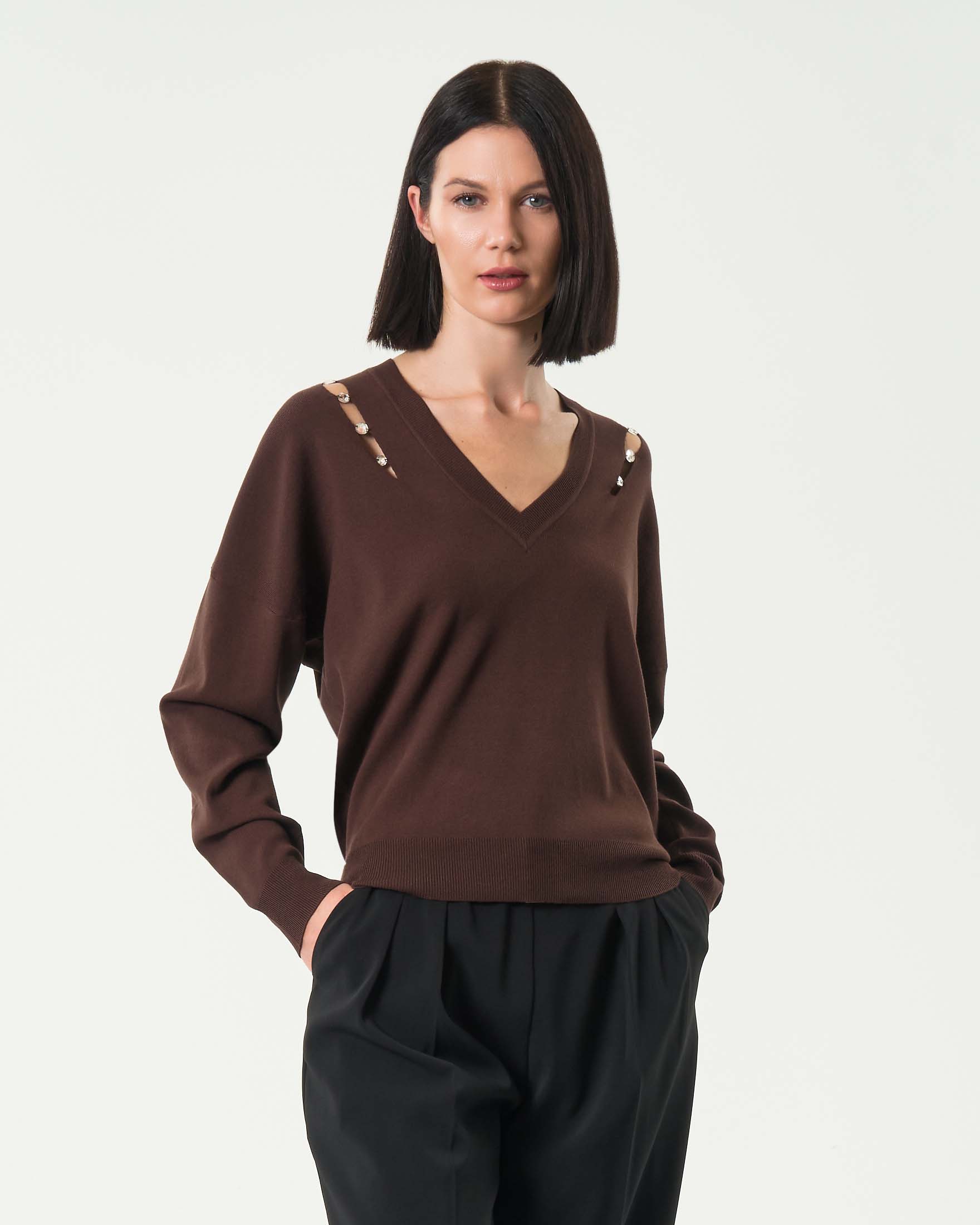 Maglia marrone Liu Jo a scollo a V con castoni cuciti lungo i cut out sulle spalle