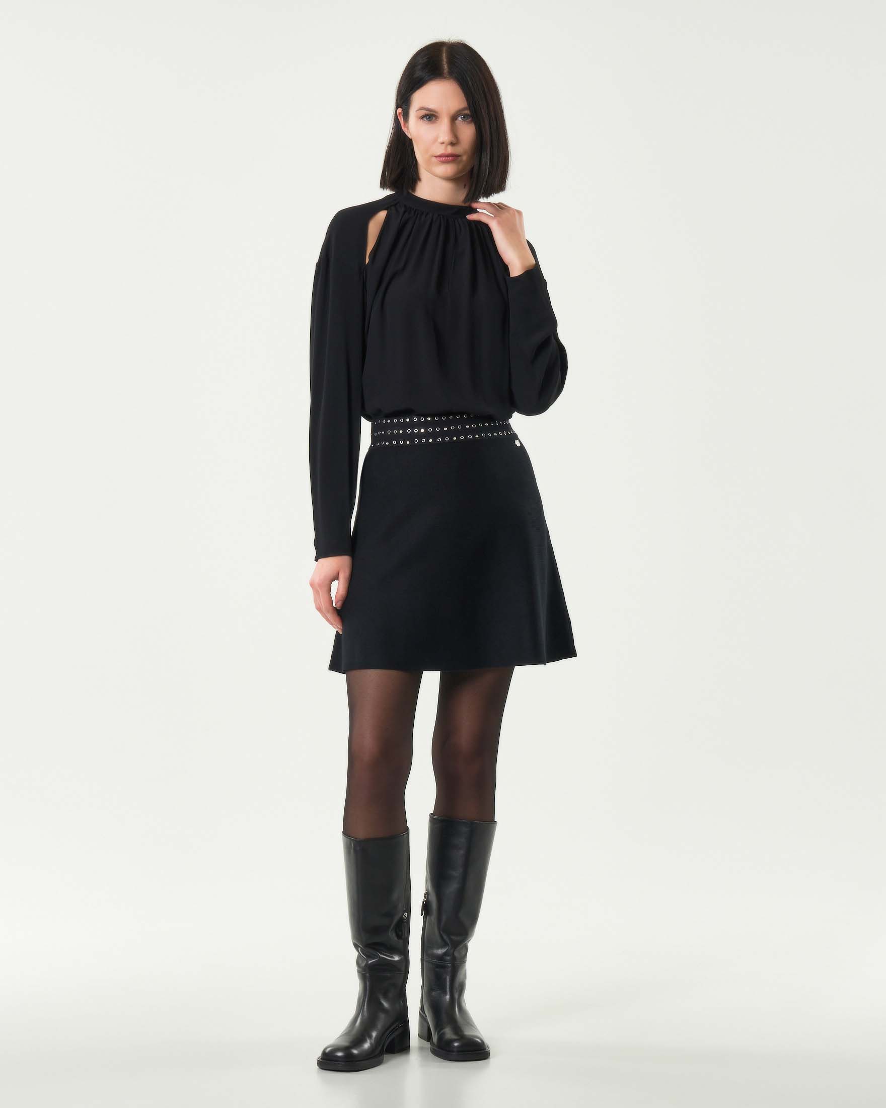 Gonna corta nera Liu Jo in viscosa stretch dalla linea svasata con borchiette applicate in vita