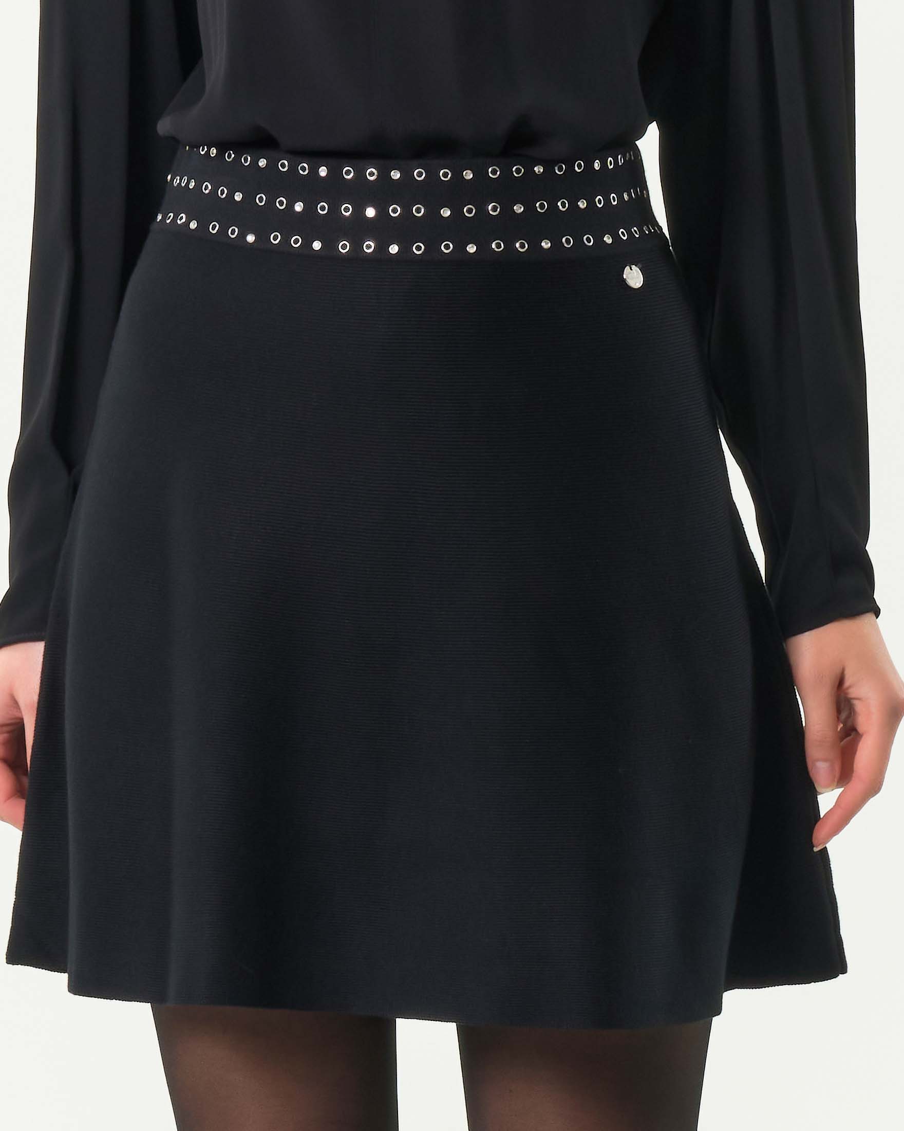 Gonna corta nera Liu Jo in viscosa stretch dalla linea svasata con borchiette applicate in vita image
