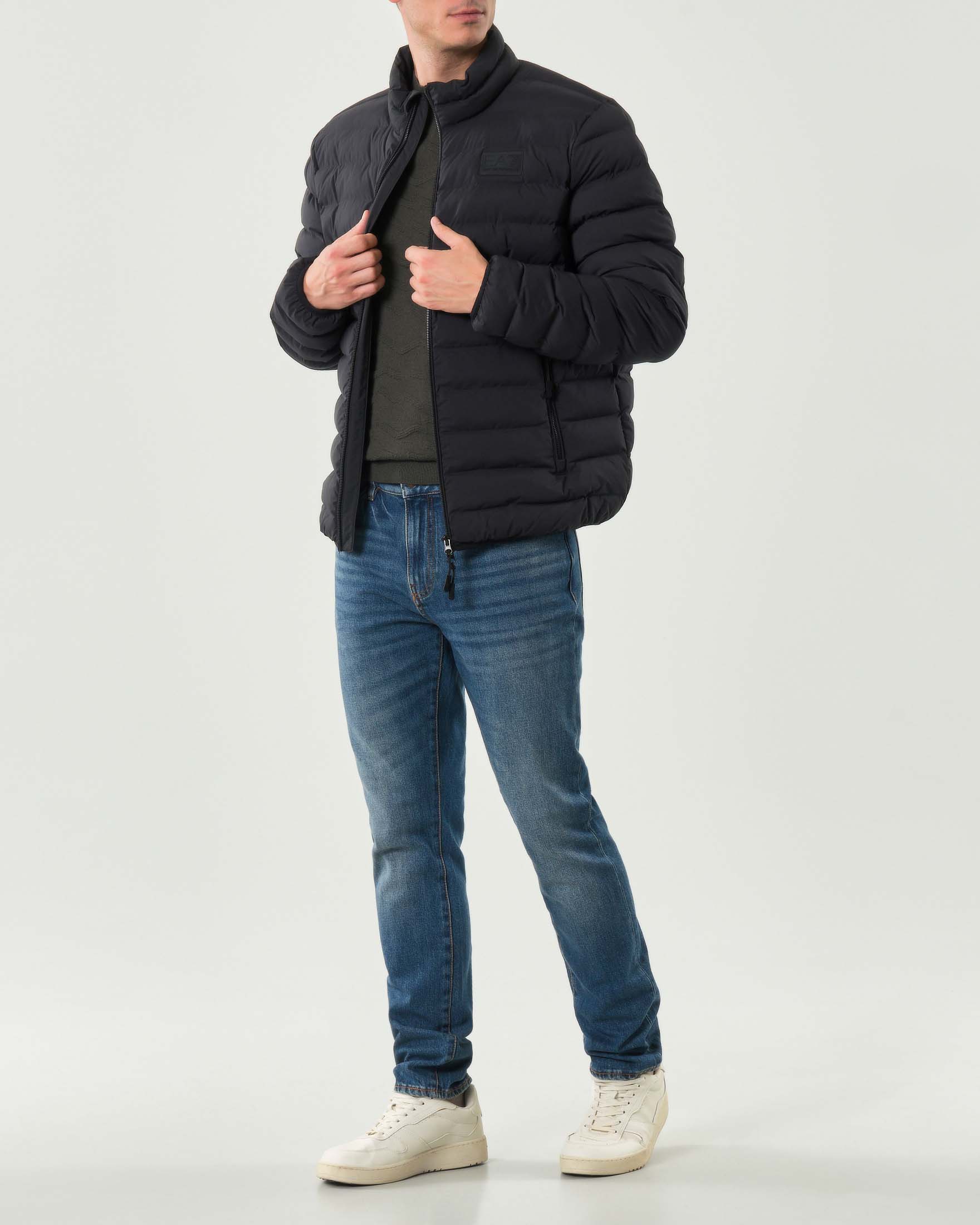 Piumino EA7 nero in tessuto stretch con patch logo applicata in tono