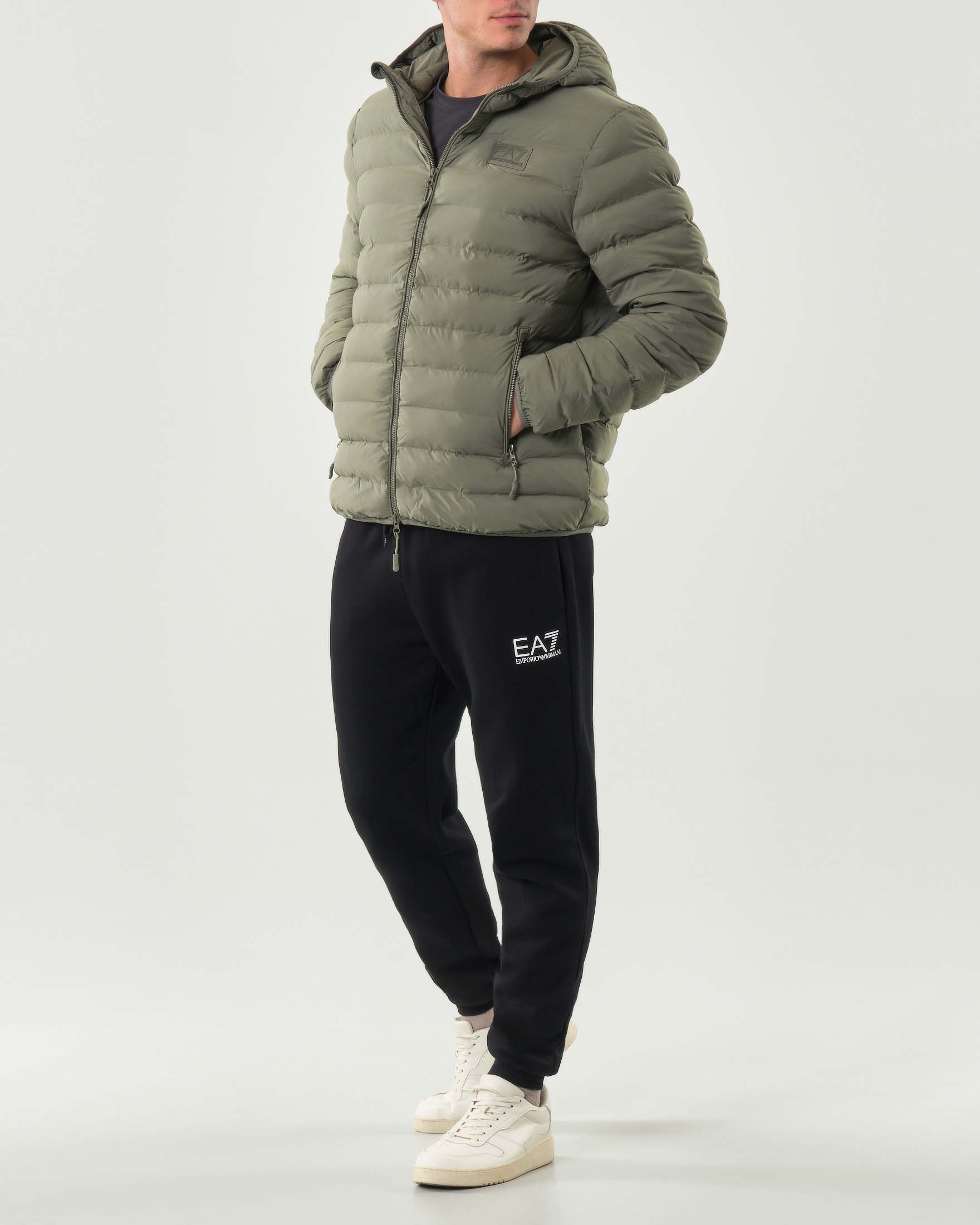 Piumino EA7 verde salvia in tessuto stretch con cappuccio e patch logo applicata