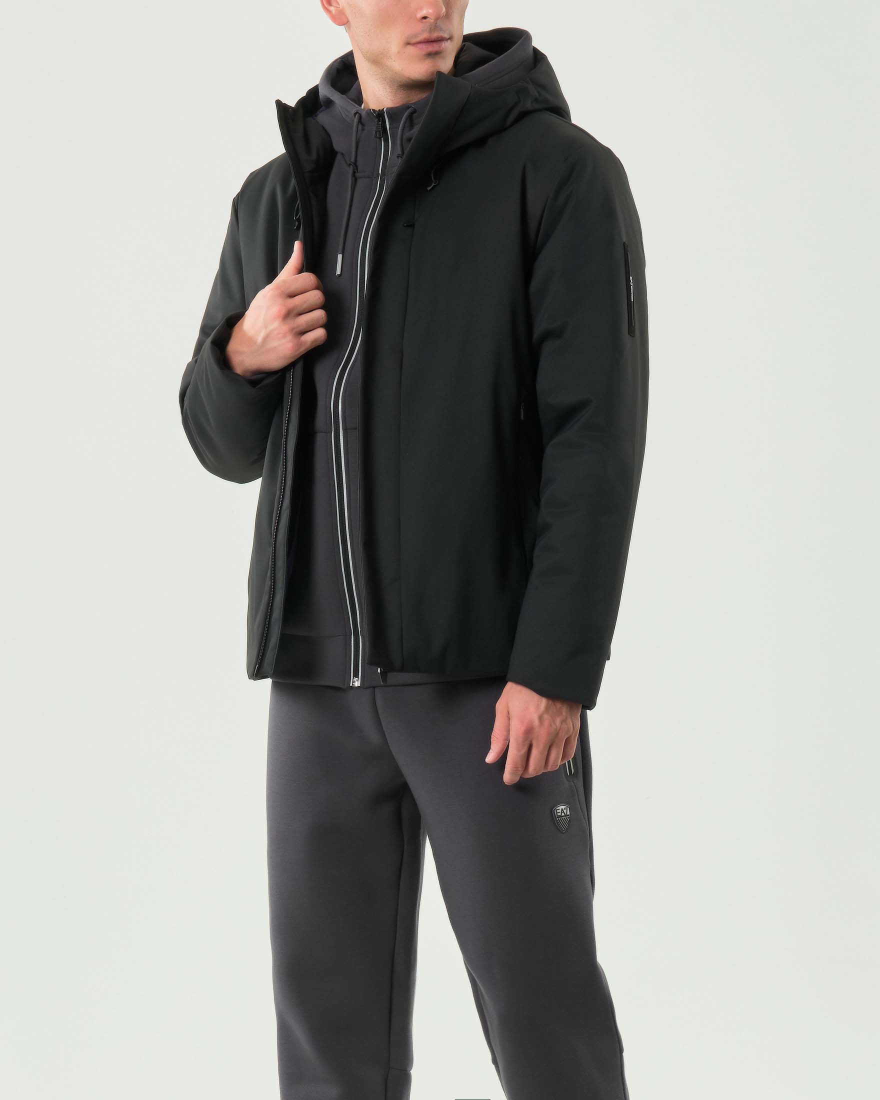 Giubbino EA7 nero con cappuccio e zip nascosta