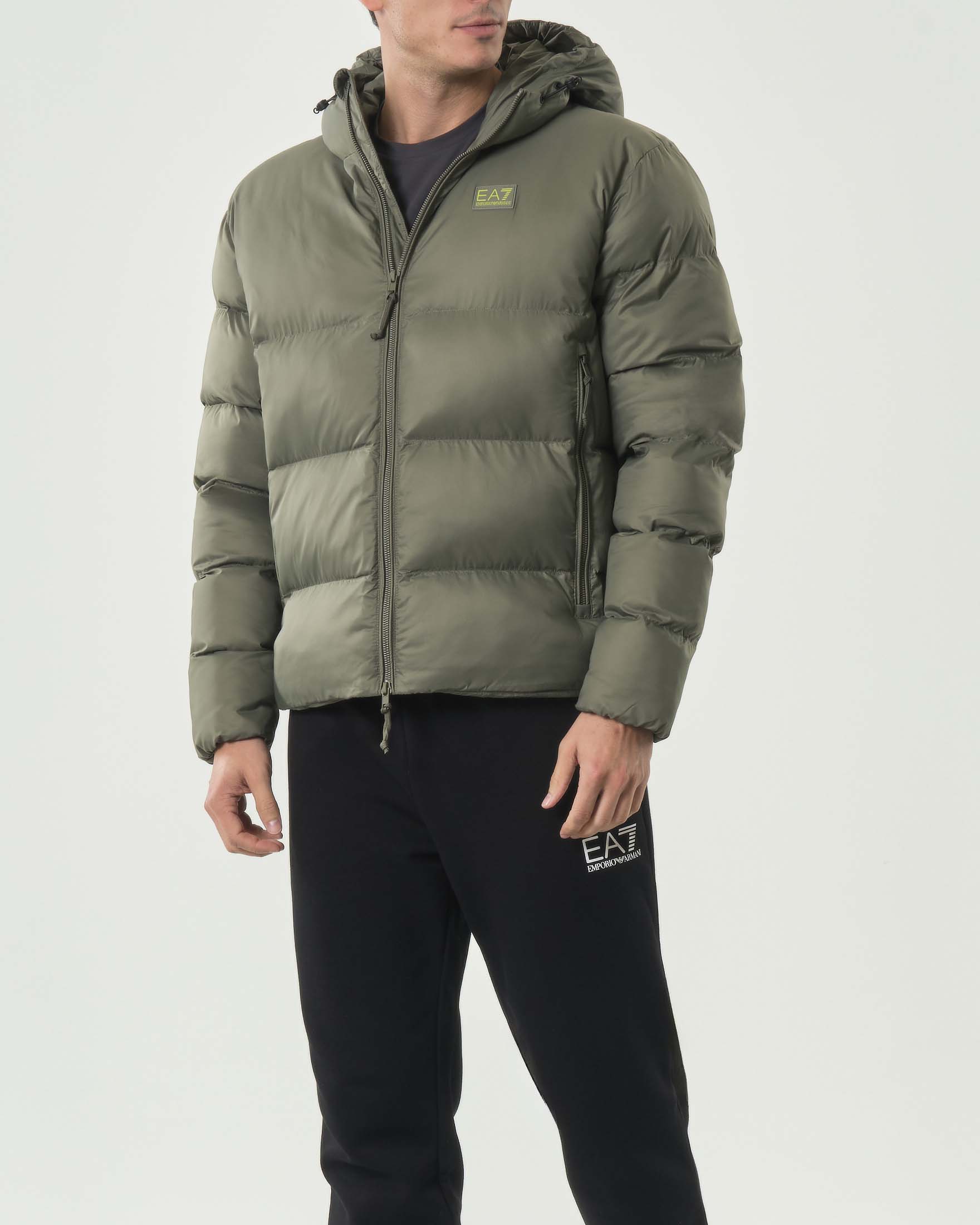 Piumino con cappuccio EA7 verde militare in micro ripstop con logo ricamato sul retro