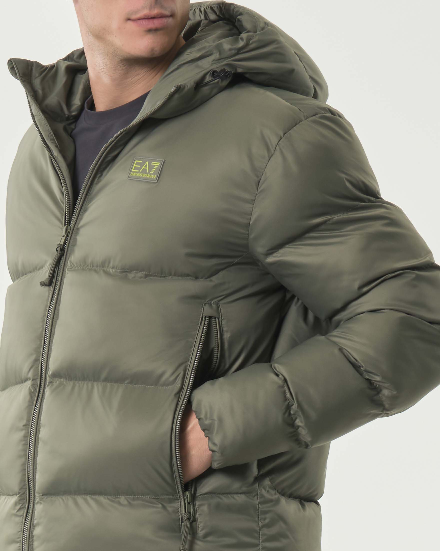 Piumino con cappuccio EA7 verde militare in micro ripstop con logo ricamato sul retro image