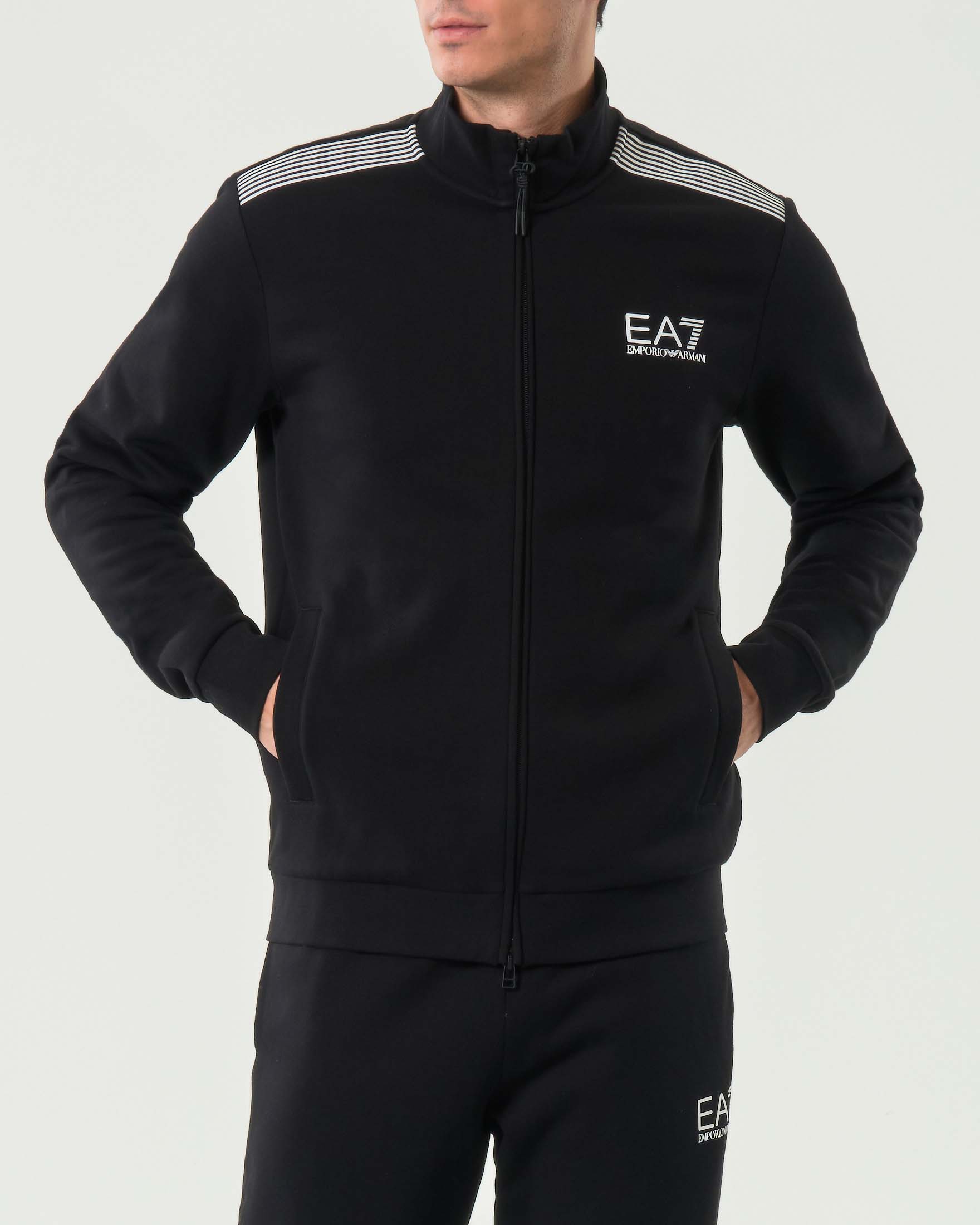 Tuta EA7 nera in tessuto tecnico di misto cotone con dettaglio a sette righe e logo stampato image