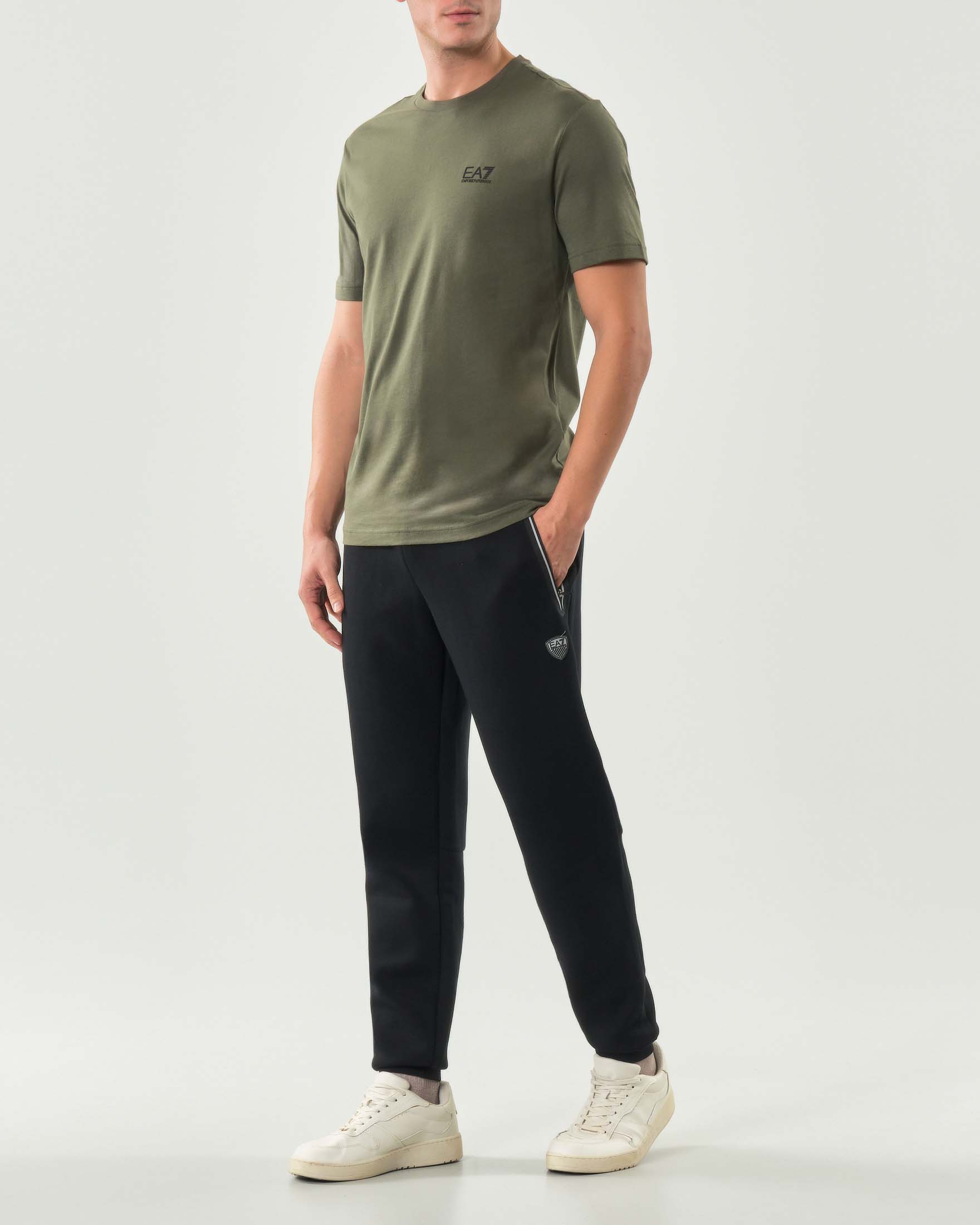 Pantaloni EA7 neri in felpa di misto viscosa con logo scudetto e zip in contrasto