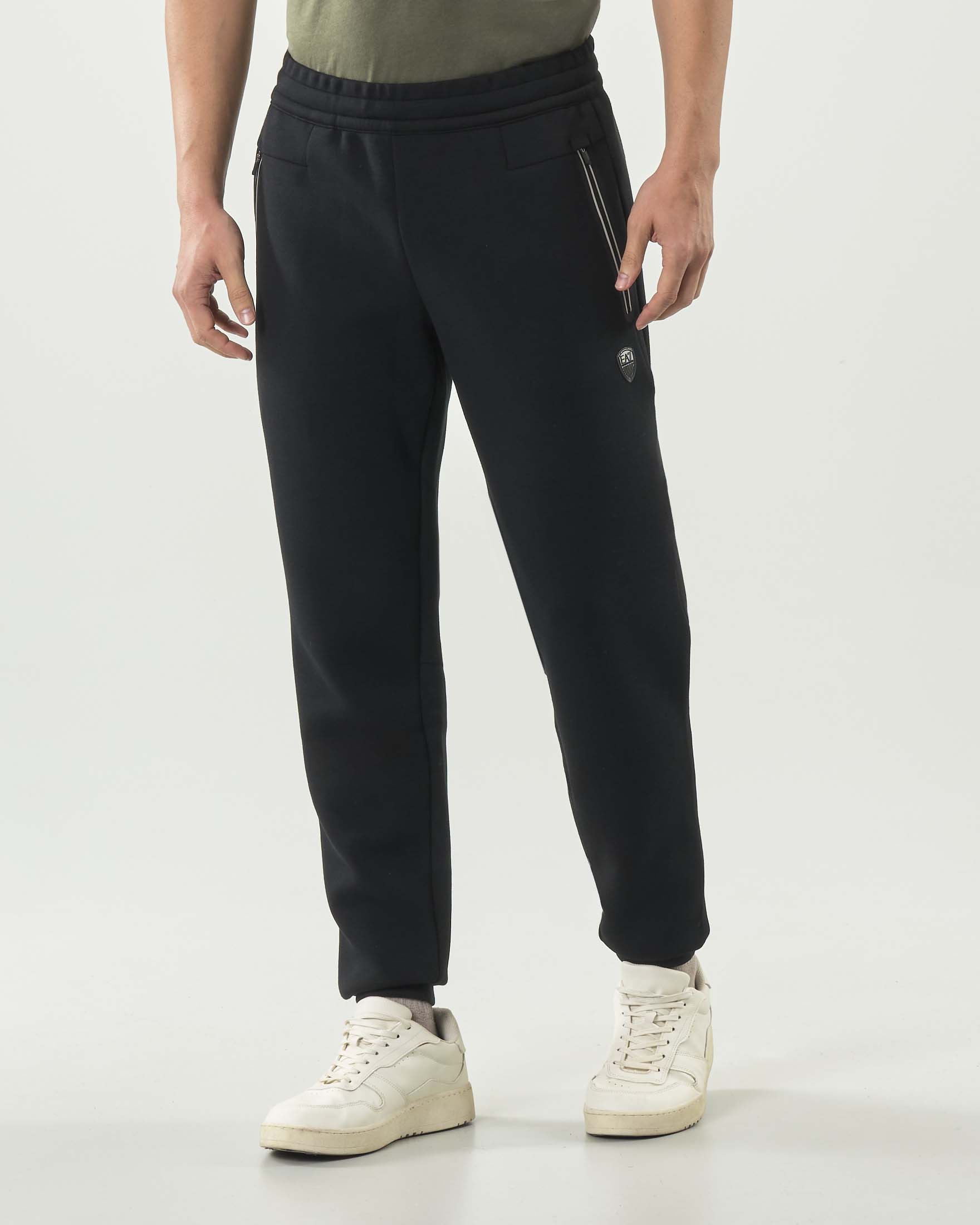 Pantaloni EA7 neri in felpa di misto viscosa con logo scudetto e zip in contrasto image