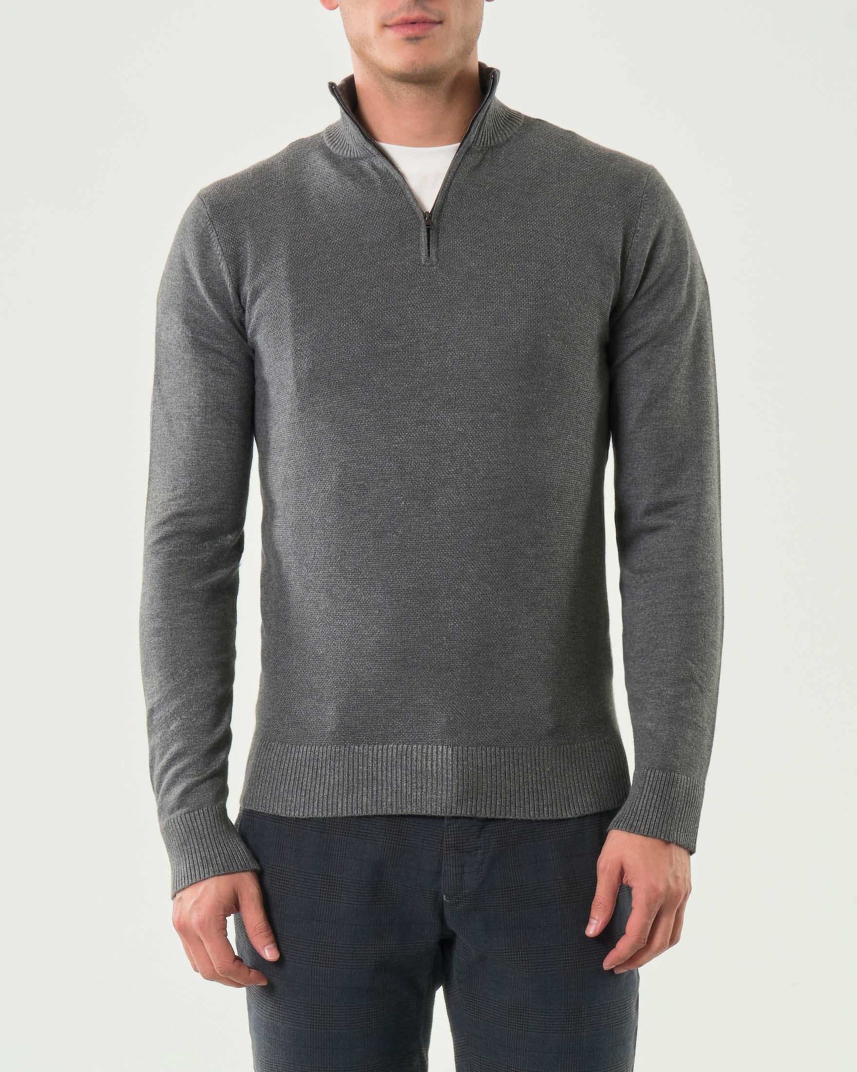 Maglia grigia in viscosa con collo alto e apertura a mezza zip