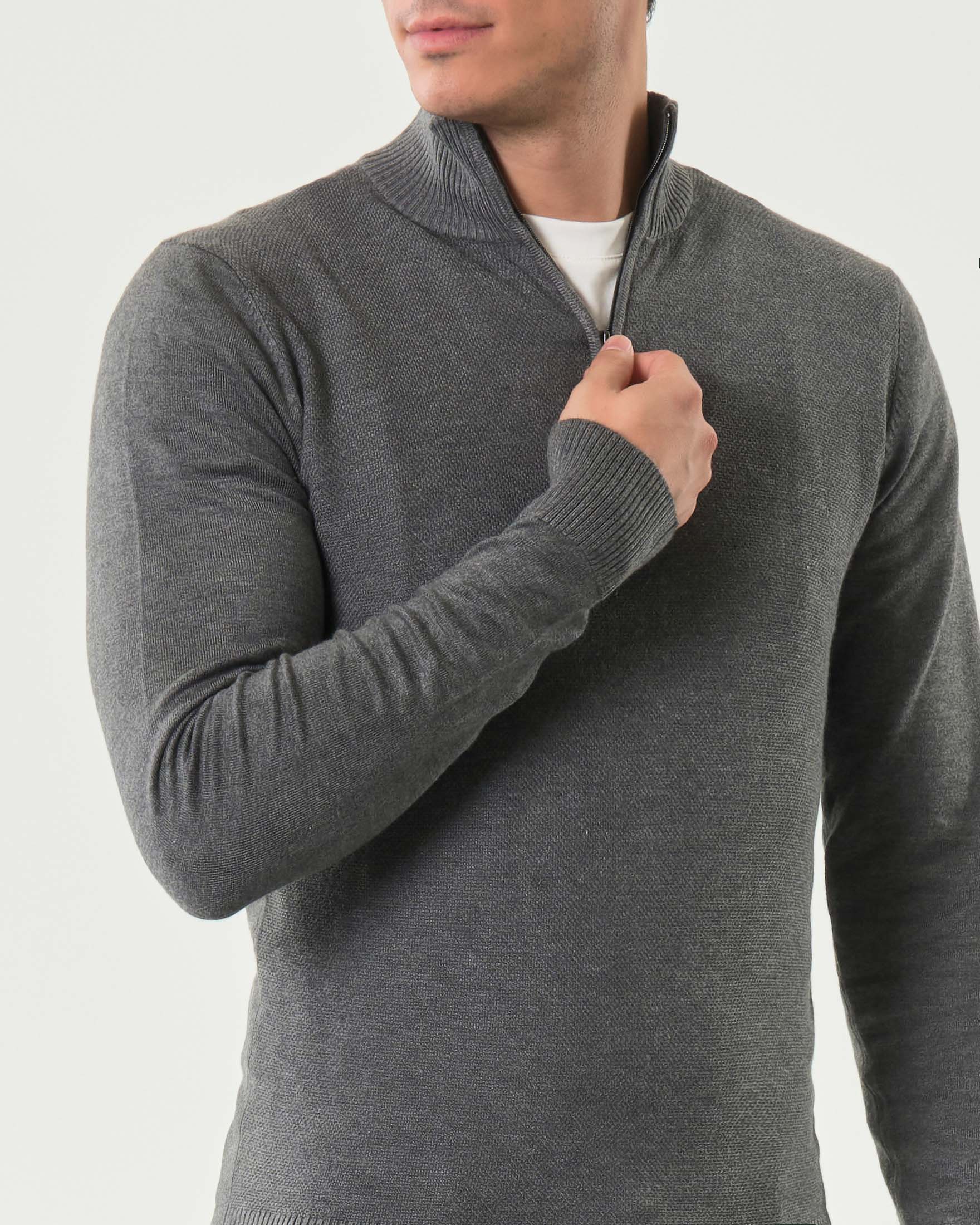 Maglia Paul Baker grigia in viscosa con collo alto e apertura a mezza zip image