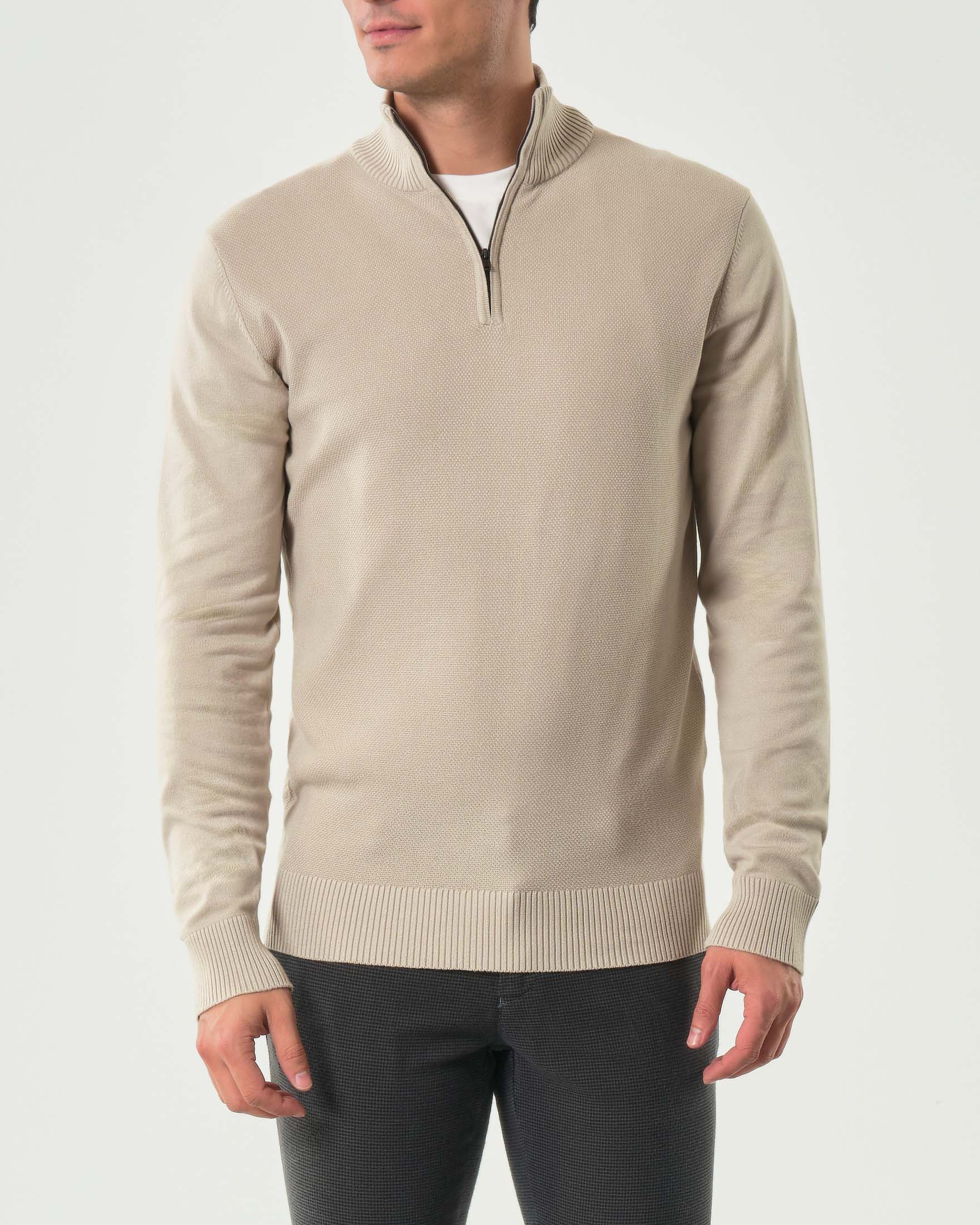 Maglia beige in viscosa con collo alto e apertura a mezza zip